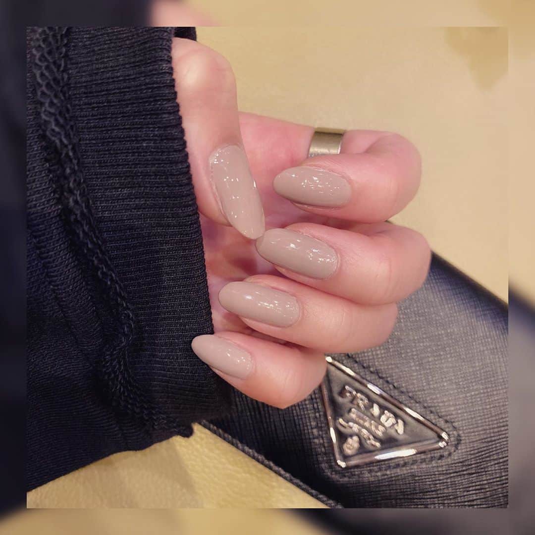 黒田瑞貴のインスタグラム：「最近CANMAKEのネイルにハマりすぎてる🤍🤎🖤 安いし、色可愛い♩  トップコートも速乾でおすすめ！  #CANMAKE #キャンメイク #ネイル #セルフネイル　#nails  #キャンメイクネイル #slf #selfnail」