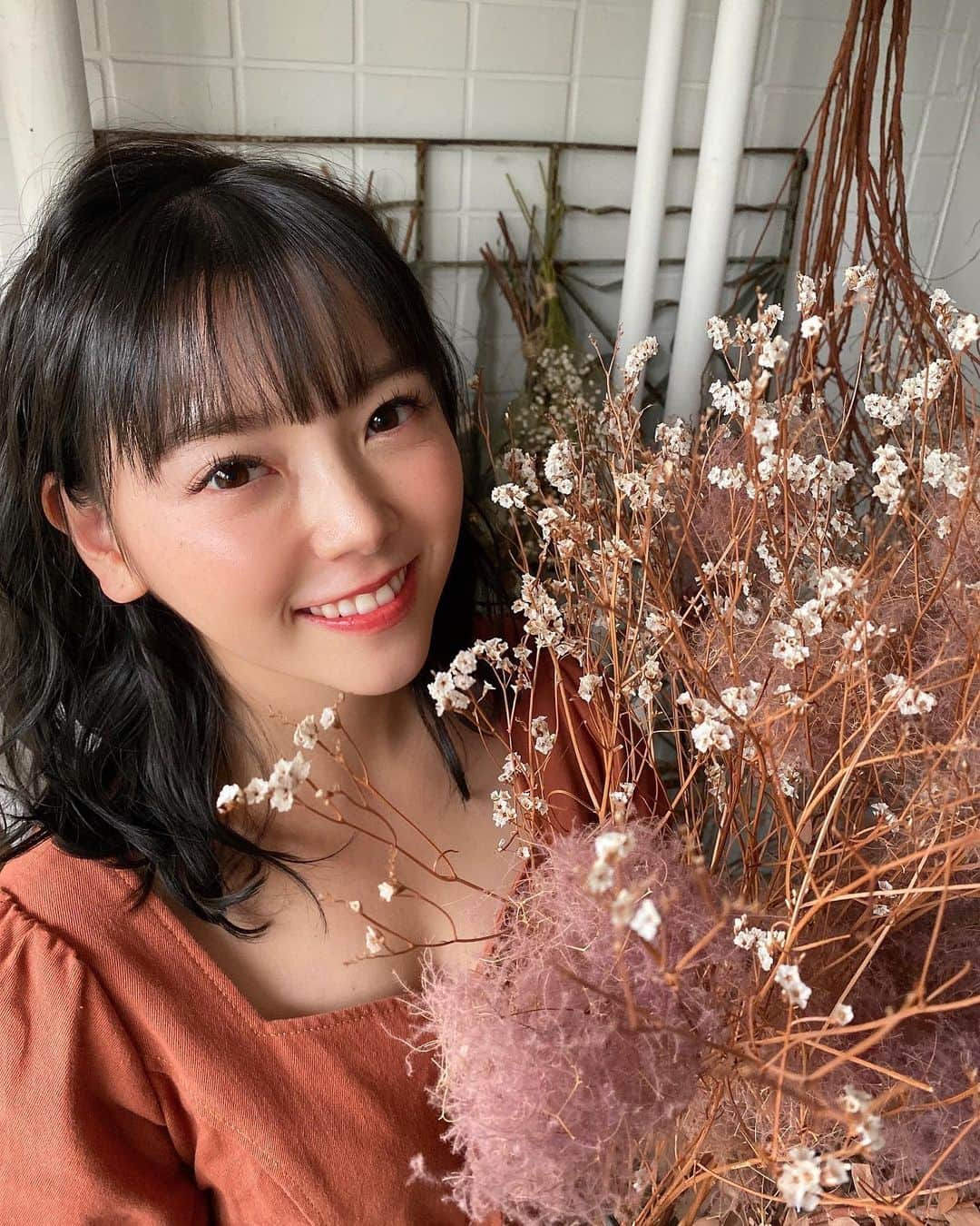 下仮屋カナエのインスタグラム：「プロフィール写真変えようと 思うんだけど何枚目がいいかなぁ？🙄💕  コメント待ってます☺︎ . . #みんなに決めてもらお💓」