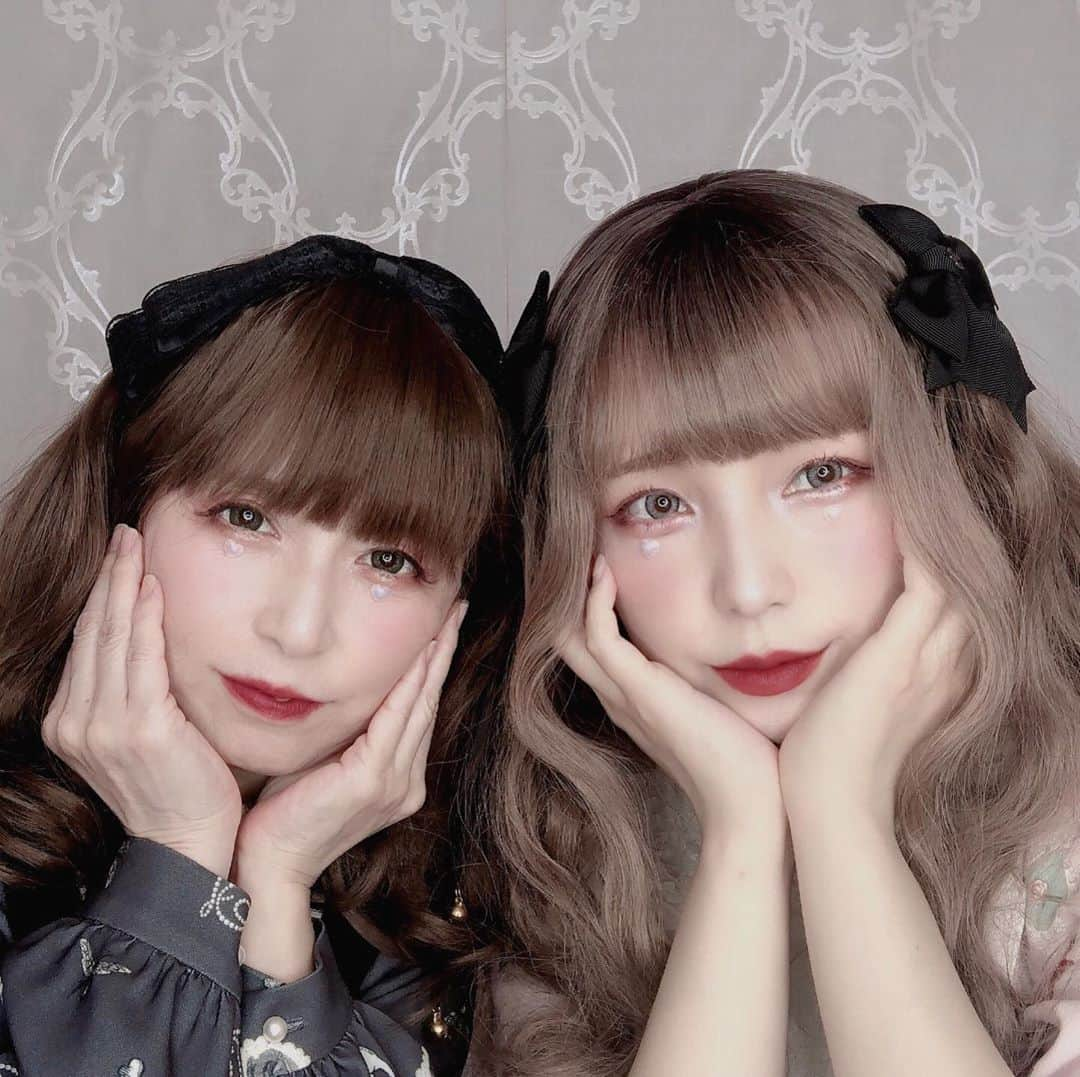 皆方由衣さんのインスタグラム写真 - (皆方由衣Instagram)「YouTube動画UPしましたぁ！  ままにハロウィンメイクを したよ🎃  お揃いメイクです☺️  https://youtu.be/ZNEOCV3kKjE  #ハロウィンメイク #親子で #双子メイク #helloweenmakeup」10月9日 19時22分 - yuiminakata