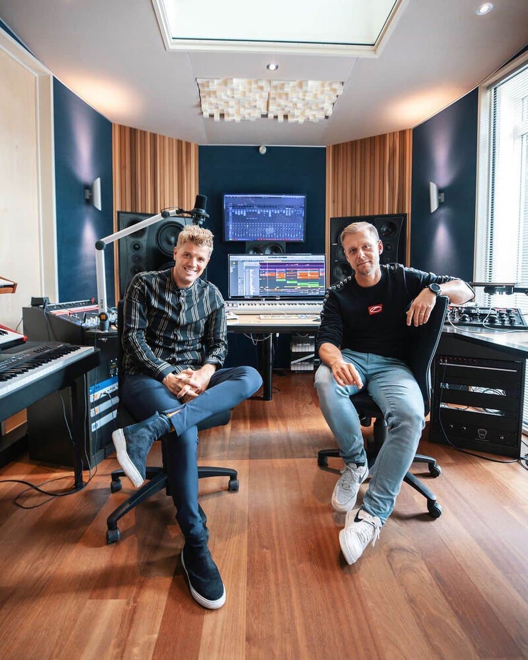Armin Van Buurenさんのインスタグラム写真 - (Armin Van BuurenInstagram)「Spend some time in the studio with Jake Reese a while back, and today we proudly present our collab 'Need You Now' to the world! 😄 Check it out via the #linkinbio」10月9日 19時23分 - arminvanbuuren