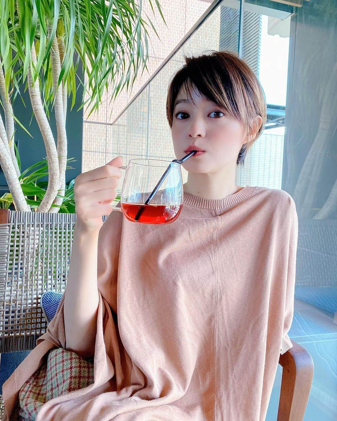 小林涼子さんのインスタグラム写真 - (小林涼子Instagram)「. 急に寒くなって 心がまた置いていかれてる ニット…と思ったら もうコート出さなきゃ〜 おなべ🍲とおでんが恋しいな🍢 . さてさて、 明日10月10日19時〜 YouTube「リョウコって？」配信です。 女性の皆さんから募集した お悩み、一緒に悩んで考えてみました 参考にはならないかも… ですが、シェアして少し軽くなればいいなぁ🕊 まったり見ていただけたら嬉しいです。 🍀 #また #衣替えしないと #今度は #コート #お悩み相談 #youtube  #comoingsoon #tomorrow #7pm」10月9日 19時33分 - ryoko_kobayashi_ryoko