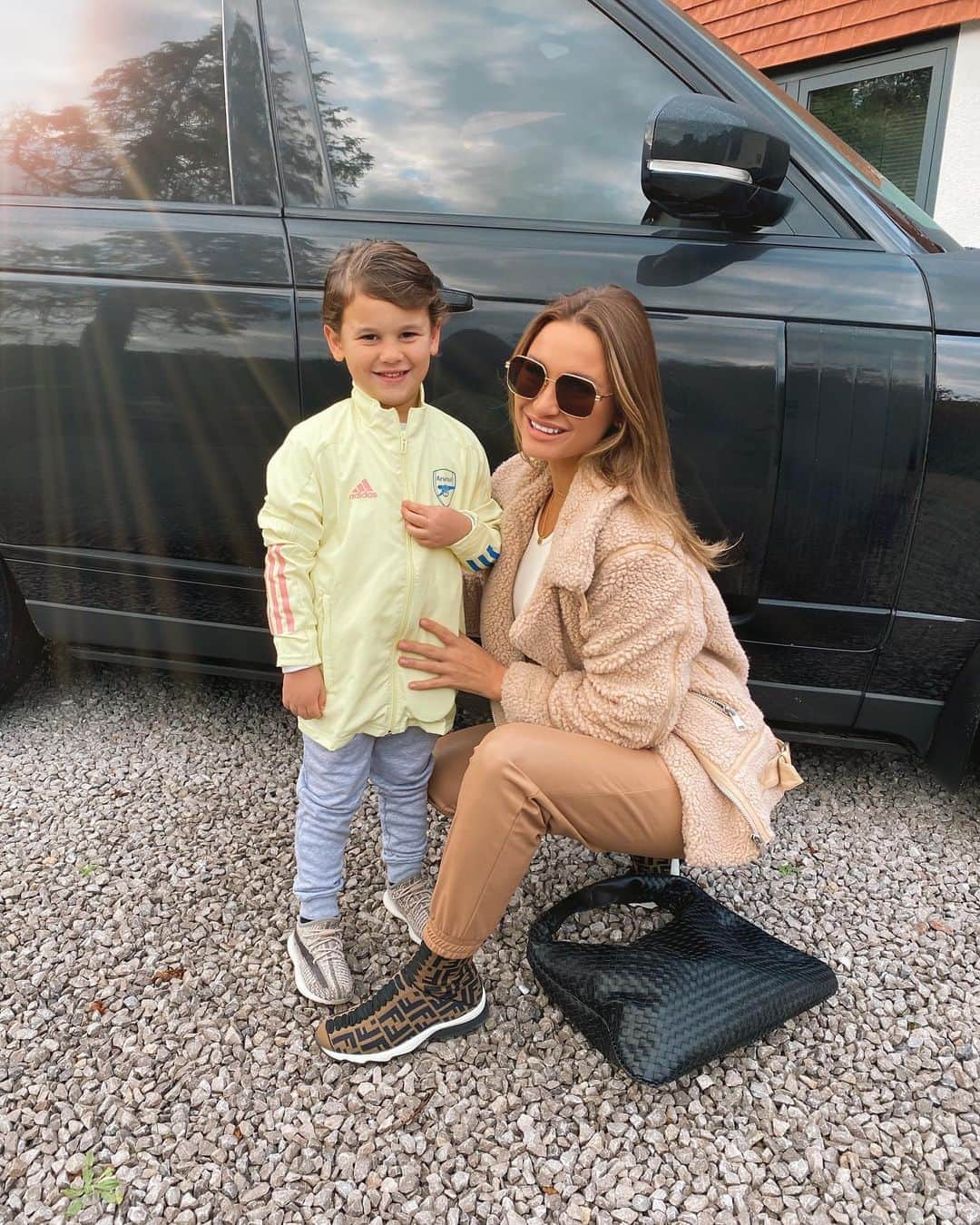 サム・フェアーズのインスタグラム：「Friday ☀️ another great week at school for my little star 😄 today the children are all wearing something yellow & donating to @youngmindsuk a charity fighting for children & young people’s mental health ✨」