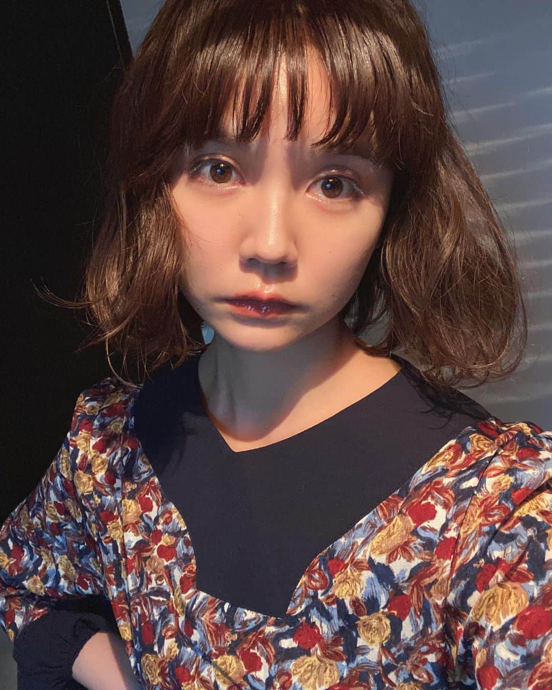 村田倫子さんのインスタグラム写真 - (村田倫子Instagram)「ちょっぴり髪を明るくしました。 光にあたると少し透ける。  気持ちがひと段落したので 気分転換です。よしゃ〜！  👗@idem__official painting onepiece」10月9日 19時29分 - rinco1023