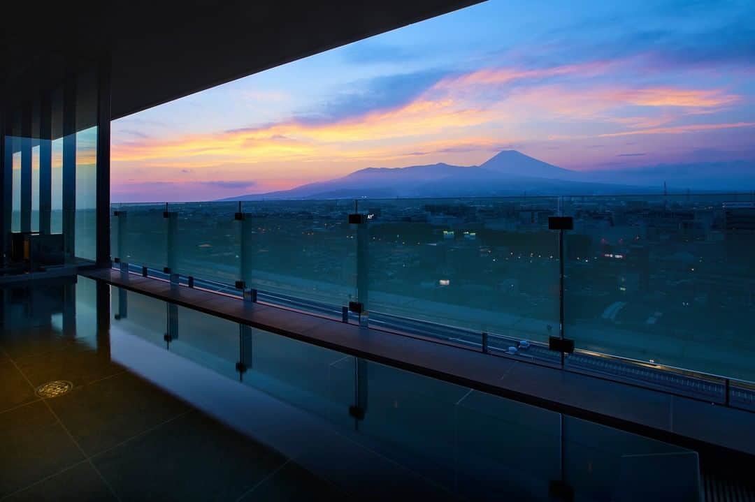Relux | リラックスさんのインスタグラム写真 - (Relux | リラックスInstagram)「【2020年6月オープン・富士山を感じるホテル】  ⾼さ約2mの窓の先には豊かな眺望。より一層お楽しみいただけるよう、⾃然と和を感じる⾊調で揃えられています。  最上階には富士山や箱根山麓、駿河湾の眺望をゆっくり楽しめるお風呂が。癒しのひとときをお過ごしいただけます。  富士・三島の魅力をお楽しみください。   ------------------------------------------------ 📍富士山三島東急ホテル / 静岡県 ------------------------------------------------  気になる宿の詳細は、Relux公式HPまたは、便利なReluxアプリからご確認ください🔎   #富士山三島東急ホテル #静岡県 #富士山ビュー #静岡旅行 #三島 #静岡観光 #富士山 #駿河湾 #秋旅 #国内旅行 #週末旅 #週末旅行 #大人の休日 #記念日旅行 #誕生日旅行 #温泉旅行 #旅館 #温泉旅館 #ホテル #ラグジュアリーホテル #リゾート #リゾートホテル #旅スタグラム #旅行好きな人と繋がりたい #unknownjapan #japantravelphoto」10月9日 19時30分 - relux_jp