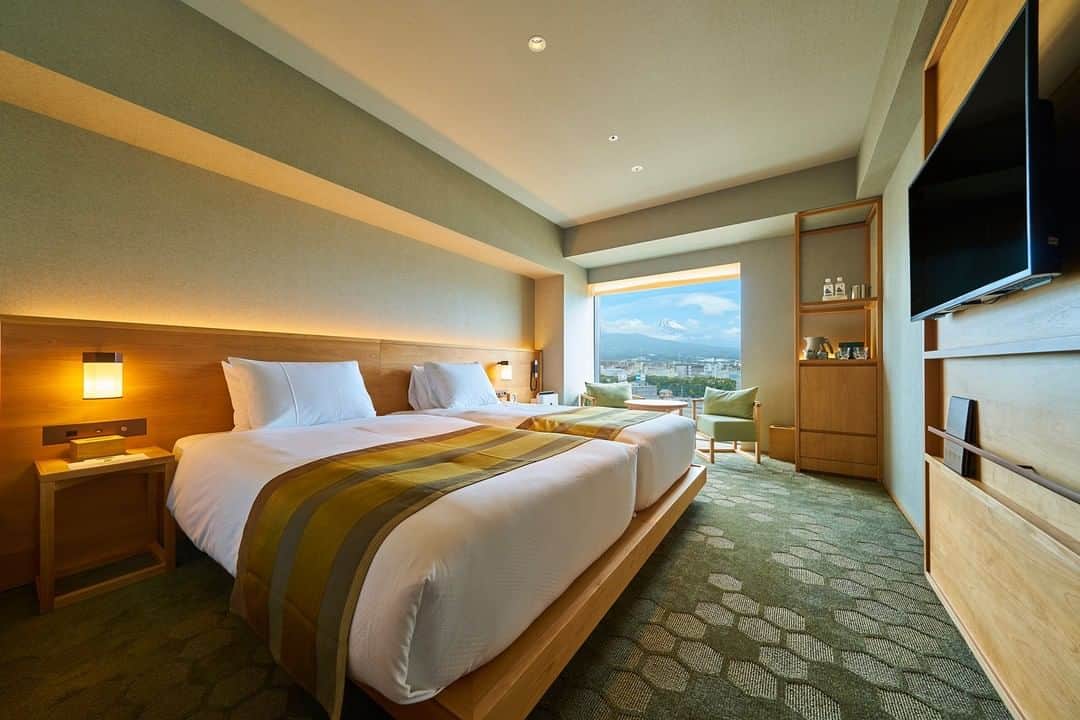 Relux | リラックスさんのインスタグラム写真 - (Relux | リラックスInstagram)「【2020年6月オープン・富士山を感じるホテル】  ⾼さ約2mの窓の先には豊かな眺望。より一層お楽しみいただけるよう、⾃然と和を感じる⾊調で揃えられています。  最上階には富士山や箱根山麓、駿河湾の眺望をゆっくり楽しめるお風呂が。癒しのひとときをお過ごしいただけます。  富士・三島の魅力をお楽しみください。   ------------------------------------------------ 📍富士山三島東急ホテル / 静岡県 ------------------------------------------------  気になる宿の詳細は、Relux公式HPまたは、便利なReluxアプリからご確認ください🔎   #富士山三島東急ホテル #静岡県 #富士山ビュー #静岡旅行 #三島 #静岡観光 #富士山 #駿河湾 #秋旅 #国内旅行 #週末旅 #週末旅行 #大人の休日 #記念日旅行 #誕生日旅行 #温泉旅行 #旅館 #温泉旅館 #ホテル #ラグジュアリーホテル #リゾート #リゾートホテル #旅スタグラム #旅行好きな人と繋がりたい #unknownjapan #japantravelphoto」10月9日 19時30分 - relux_jp
