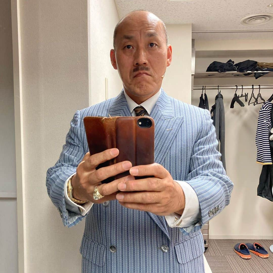 山西惇のインスタグラム：「なんか足りないと思ったら髭。開演5分前に気付いて良かったー。初日には魔物が住んどるよ。気を抜かずに第二幕も、生きる。 #生きる」