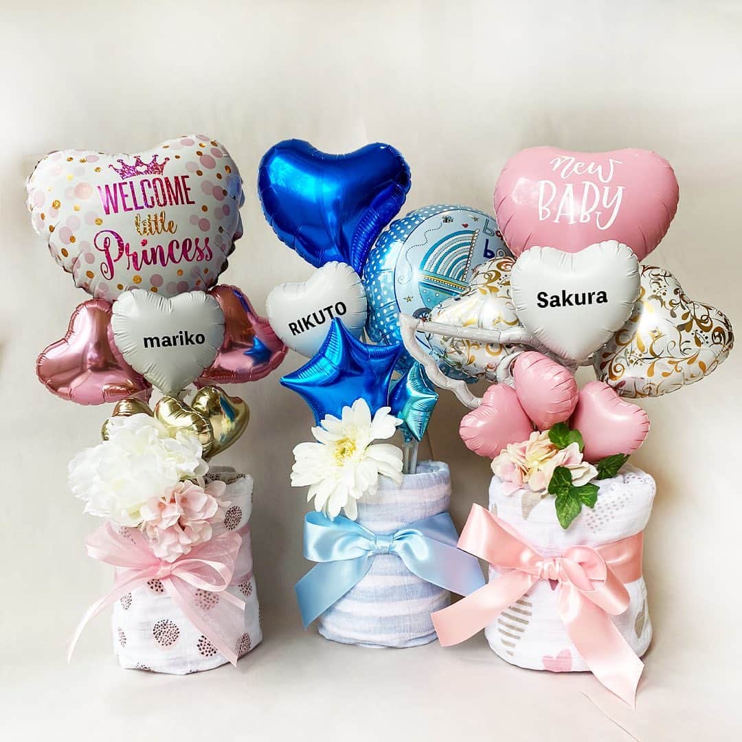 blossom39_officialのインスタグラム：「. ＜代官山店・HINKA RINKA銀座店限定＞  華やかなお祝いとして人気のバルーンブーケ。 blossom39オリジナルはコットンスワドル＆オムツを ブーケポットにアレンジしました！ 見た目も実用性も兼ね揃えたおすすめギフトです！  なんとこちらの商品は、 バルーンに名入れができるオプションがございます♪ 店頭でご注文いただき、当日お渡し可能となります。  お名前や誕生日、メッセージなど 10文字以内のテキストが入れられます。  しばらくはお部屋に飾っておいてもかわいく 出産お祝いに喜ばれること間違いなし！  ▼セット内容 バルーンアレンジ フラワー おむつ3枚(パンパーステープM) おくるみ1枚(エイデン&アネイ)  価格：4,500円＋税／5,000円＋税 名入れ：(追加料金)500円＋税  #blossom39 #ブロッサム39 #ベビーギフト #出産祝い #おすすめギフト #名入れギフト #名入れ #ダイパーケーキ #おむつケーキ #バルーンブーケ #おくるみ #バルーン #おむつ #adenandanais #エイデンアンドアネイ #プレママ #赤ちゃんのいる生活」