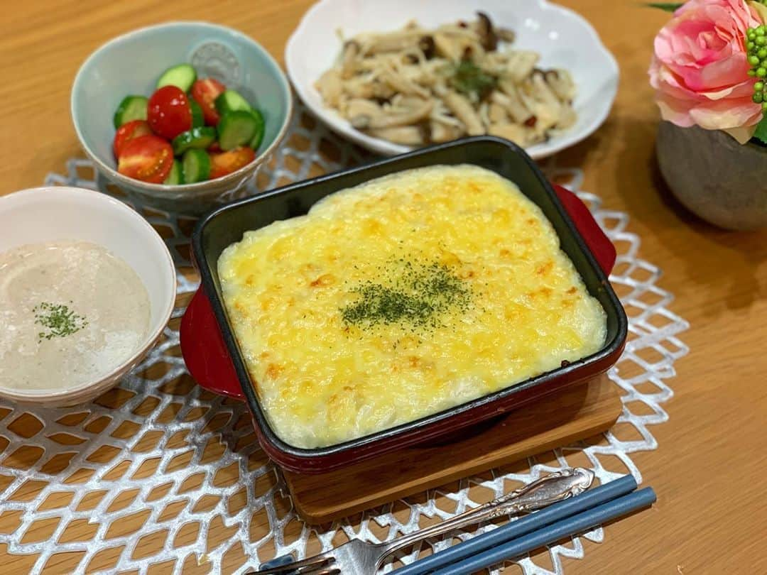 奥山夏織さんのインスタグラム写真 - (奥山夏織Instagram)「今日はグラタンの気分😋💓 ・ 🍴#グラタン 🍴#マッシュルームスープ 🍴#3種のキノコのガーリック炒め 🍴#トマトときゅうりのサラダ ・・・ #かおりずキッチン #cooking #料理 #主婦料理 #OL料理 #クッキング#ご飯#foodinsta #food #foodstagram #おうちご飯 #お家ごはん」10月9日 19時31分 - okuyama_kaori