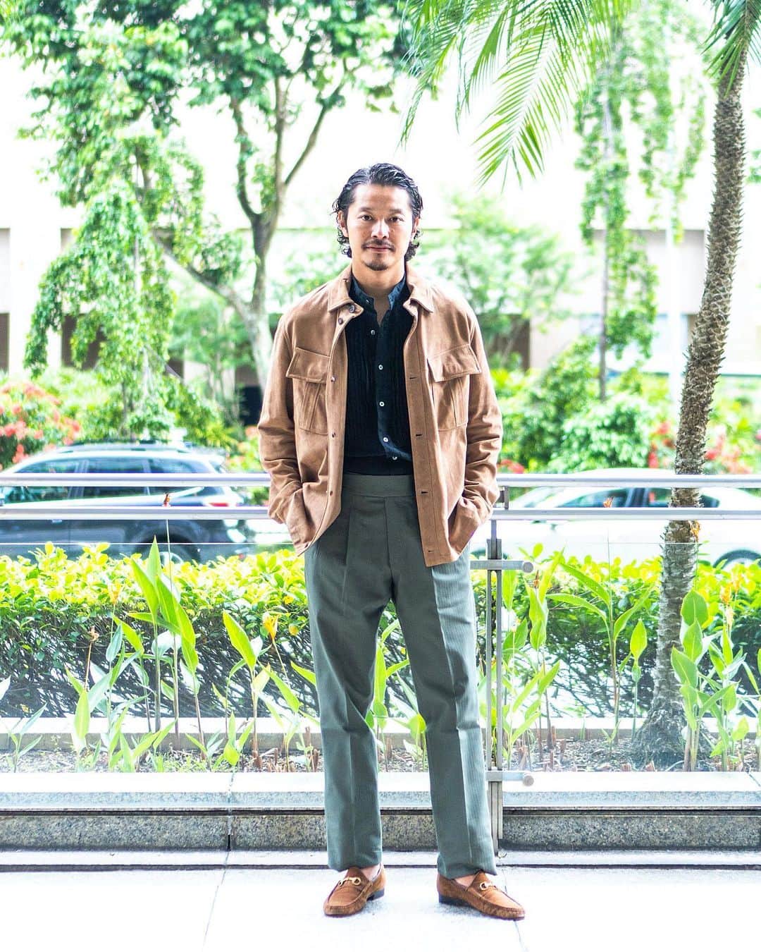 高田朋佳のインスタグラム：「Suede jacket and this beautiful military trousers are one of the best combination. The feet are elegant with bit loafers.  ———————————————————————— #dressstyle #elegantstyle #modernclassicstyle #newclassicstyle #fashion #mensfashion #mensdressstyle #suitsstyle #dapperstyle #takadachannel」