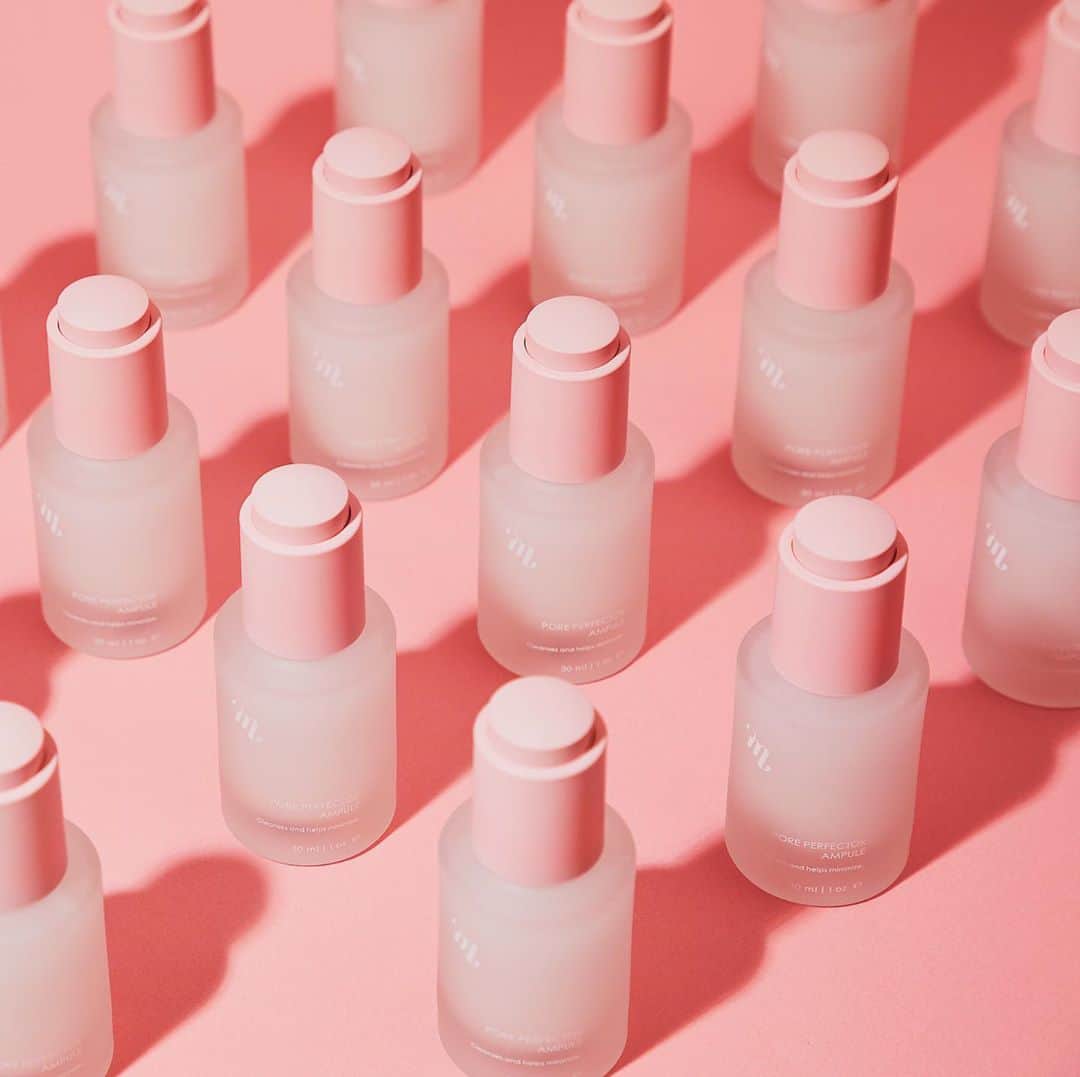 megbabyのインスタグラム：「毛穴が気になる、すべての敏感肌へ✨ ・ PORE PERFECTOR AMPULEの詳細情報発表です👏発売を記念して限定スペシャルイベントもあるので最後まで読んでね🥺🌈💗 . 10月16日(金)17:00 ON SALE @mgb_skin 「PORE PERFECTOR AMPULE」 ￥4,100(税抜) . やっとやっとやっと‼️ みんなも自分も納得させる毛穴アンプルをついに完成させました‼️👩‍🔬 ポアパーフェクターアンプルは、敏感肌の方でもつかえるアルコールフリーの美容液です。植物エキスのタイト&フラットコンプレックスが毛穴の皮脂と老廃物を吸着＆輩出し、毛穴を引き締め、つるっとなめらかな肌にしてくれます✨ . こんな人におすすめ☝️ ☑️毛穴の黒ずみが気になる ☑️毛穴の大きさが気になる ☑️毛穴ケアで刺激を感じたことがある ☑️なめらかな肌になりたい . mgb skinのシカバリアアンプルをもう使ってくれてる人は🙋🏻‍❓ 朝はポア💗夜はシカ💙 Tゾーンはポア💗Uゾーンはシカ💙 こんな感じでお肌の調子に合わせてつかってみてね😍 . とくに毛穴が気になる部分には、チルコットンでコットンパックするとさらに効果が感じられると思います🤫 . . 【💗MEGOOD BEAUTIES限定イベント💗】 1⃣定期購入で購入すると先行GET！ 16日発売のポアアンプルが12日からご購入可能に [✨10月12日(月)✨]<<<10月16日(金) . 2⃣定期購入でスペシャルプライス！ 12日は“7時間限定”のお得なプライスで販売 10月12日17:00～10月12日23:59 PORE PERFECTOR AMPULE［✨10％OFF✨］ 限定価格￥4,100→￥3,690（税抜） . *定期購入2回目からは通常価格となります。 . MEGOOD BEAUTIESになると、初回特典やサンプルプレゼントなどメンバー限定でたくさんのイベントをご用意してるのでお楽しみに👑💛💎 . #MEGOODBEAUTY #mgbskin @megood__beauty 💞」