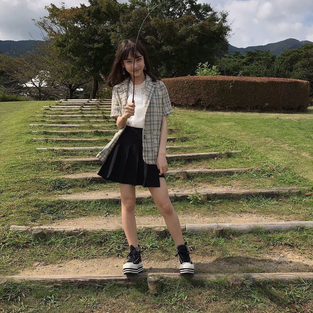 太田雫さんのインスタグラム写真 - (太田雫Instagram)「・ 間違い探し👯‍♀️ ・ 写真でひとつ、変わりました！ ・ どこでしょうか☺︎ ・ #ニコラ#太田雫 #間違い探し#コーデ#ootd#全身コーデ」10月9日 19時43分 - _shizukuota