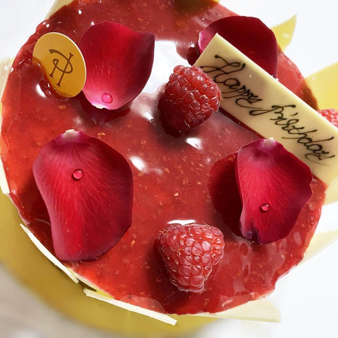 のインスタグラム：「今日は誕生日でした🤗28になりました！あっという間すぎて毎回びっくりする､､﻿ ﻿ お祝いしてくださった皆さんありがとうございます❤✨✨﻿ ﻿ 特に写真が無かったので😂ケーキ(っ'-')╮=͟͟͞͞🎂﻿ ﻿ なんやかんやで特に予定も入れられず今日はお家でゆっくり過ごしていました😌にゃたおとてんてんが一緒にいてくれた🐈🐕💕こんど美味しいご飯でも食べに行きたいな😋！」