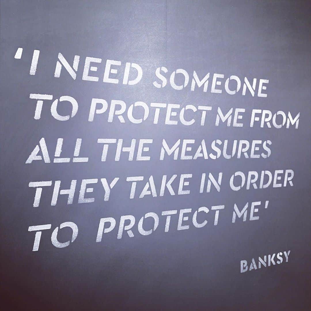 下山裕貴のインスタグラム：「Subversive epigram. ⠀ #私を守るために彼らがとるすべての措置から私を守る誰かが必要だ⠀ ⠀ #banksy #banksyart #banksyexhibition #anonimity #quote #バンクシー #バンクシーアート #epigram #subversive」