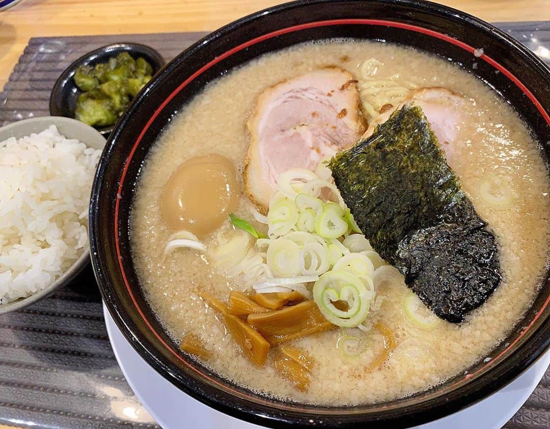 のインスタグラム：「最近ちょっと食べすぎなので、今日はライス2杯でストップ！ #麺山 #西バイパス店 #とんこつ正油 #ドロッドロ #うまい！ #土曜はDON #提供 #ありがとうございます #ホットするね #明日の土曜はDONはスタジオで何かが爆発しまくるそうです #こわ #ホットしないね」