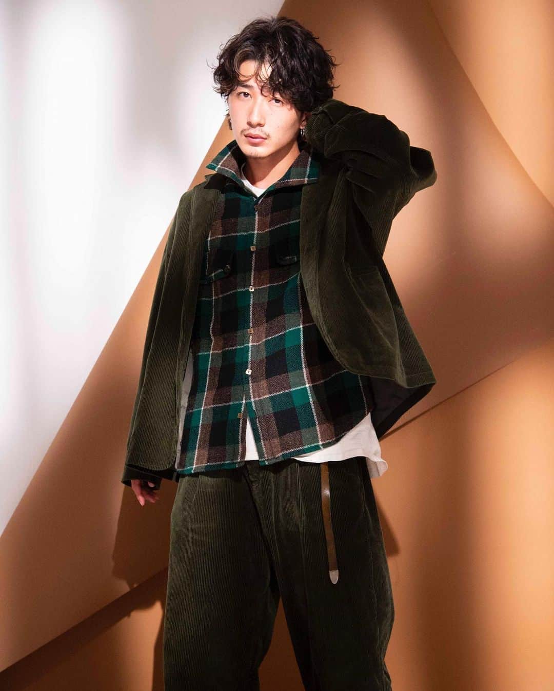のインスタグラム：「OCEANTOKYO 20Autumn Style での衣装は カーキのコーデュロイセットアップに緑のチェックシャツで渋めにスタイリングしました！  サイジングもヘアもファッションも 緩めが気分の秋スタイル🤎  #秋 #ファッション #セットアップ #setup   #メンズヘア  #メンズヘア美容師 #メンズ美容師 #メンズ髪型 #メンズカット #メンズスタイル #メンズパーマ #パーマヘア #パーマ男子 #パーマ #スパイラルパーマ #メンズスパイラルパーマ #ツイストスパイラルパーマ #ツイストパーマ #ツイスト #スパイラル #イケメンヘア #ハイトーン #ハイトーンカラー #ハイトーンメンズ #ハイライトヘア #ハイライト髪型 #ハイトーン髪型 #YouTube #oceantokyo #oceantokyoOVER」