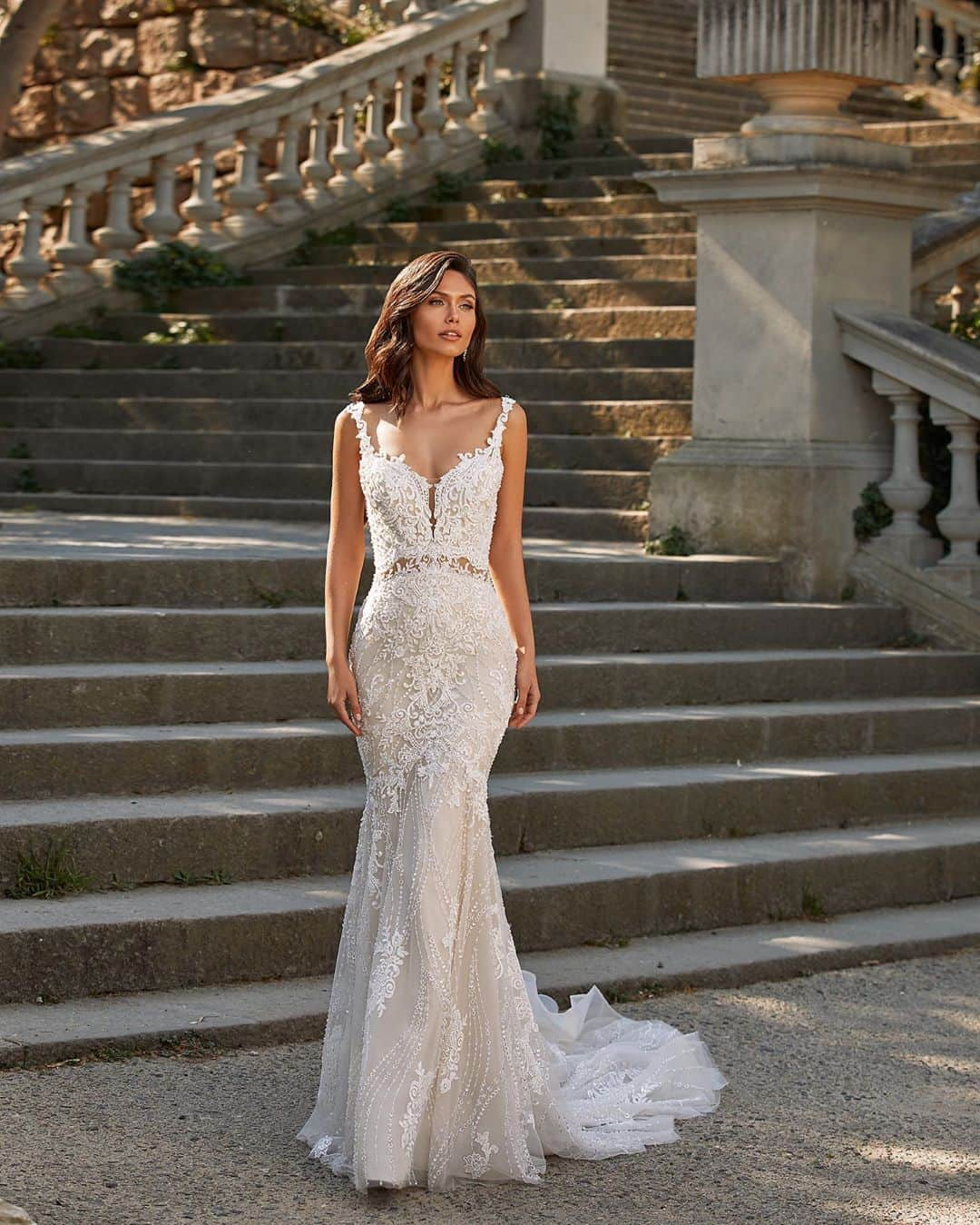 Pronoviasさんのインスタグラム写真 - (PronoviasInstagram)「The perfect touch of bohemian romanticism for an outdoor wedding. Its Jascha from the New #PronoviasPremiere Collection. Discover it now at your nearest #Pronovias.」10月9日 19時41分 - pronovias