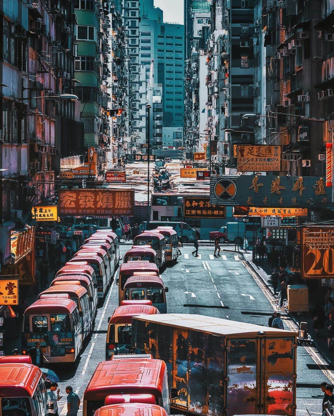 のインスタグラム：「Day time of Mong Kok 🇭🇰 旺角🚌    #hayamihannah  #Picsofhk #香港 #Sonyimagegallery  #discoverhongkong #instameethk⁠ #awesomehongkong  #hongkongphotography⁠ #unlimitedhongkong  #exploringhongkong⁠ #hongkongstreets  #hongkongnight  #hongkong  #hongkonglifestyle #Hongkonginsta  #hongkongstreetphotography⁠ #visualhongkong  #reframinghk  #travelphotography  #sonyimages #moodygrams⁠  #Adorama  #way2ill #yourshotphotographer  #localiiz  #HongKongGuide #TimeOutHK #capitalshooters  #Cityphoto_HongKong #Monstermoods」
