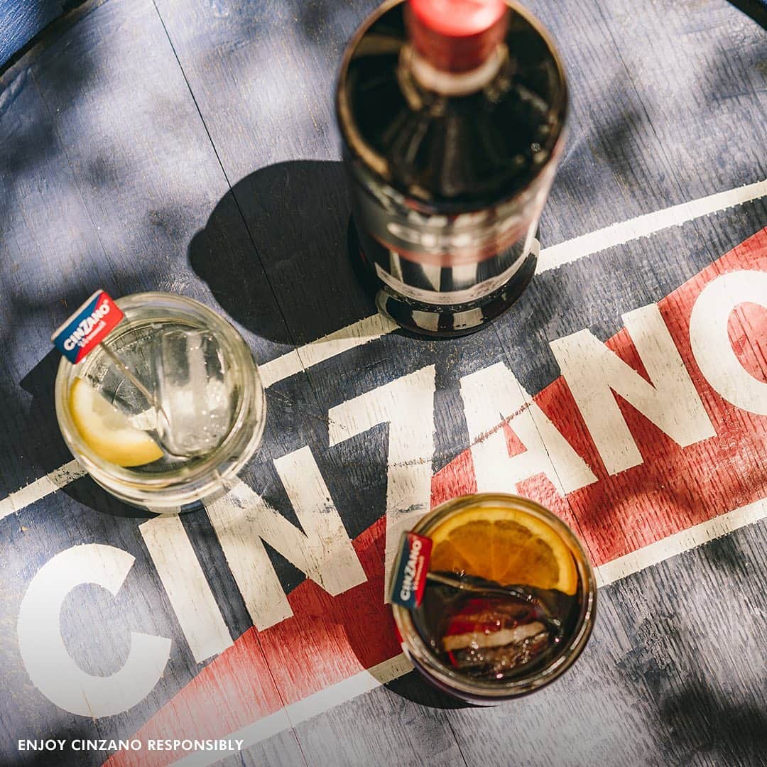 チンザノ Cinzanoさんのインスタグラム写真 - (チンザノ CinzanoInstagram)「イタリアではアペリティーボ(食前酒)として親しまれているチンザノ ベルモット。  チンザノ ベルモットをソーダで割ることで、ちょうど良い甘さに調節して美味しく味わうことができます。  チンザノ ロッソ はオレンジ、チンザノ ドライはレモンを加えると、さらに飲みやすい味わいに！  ご自宅での週末カクテルをお楽しみください🥂  #週末カクテル」10月9日 19時46分 - cinzano.jp
