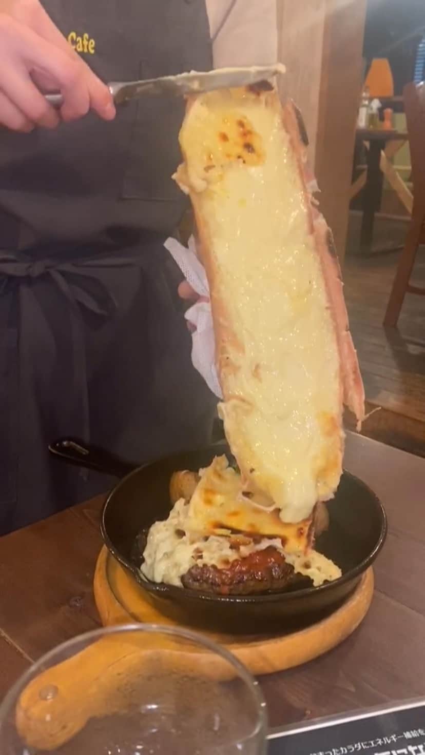 望月めるのインスタグラム：「このまえ行った渋谷のチーズチーズカフェ！🧀 @ccc_cheesecheerscafe_shibuya  ラクレット初めて食べためちゃくちゃおいしかった߹𖥦߹ · · · · · #도쿄맛집#일본여행 #cheesecheerscafe #チーズチーズカフェ #japanesefoods#japanesefoodlover#東京美食#日本美食 #チーズ#チーズ専門店 #チーズ好き #チーズ好きな人と繋がりたい #渋谷グルメ #渋谷カフェ #グルメ #グルメ好きな人と繋がりたい #グルメスタグラム #グルメな人と繋がりたい #グルメ部 #グルメ巡り #グルメ好き #グルメ旅」