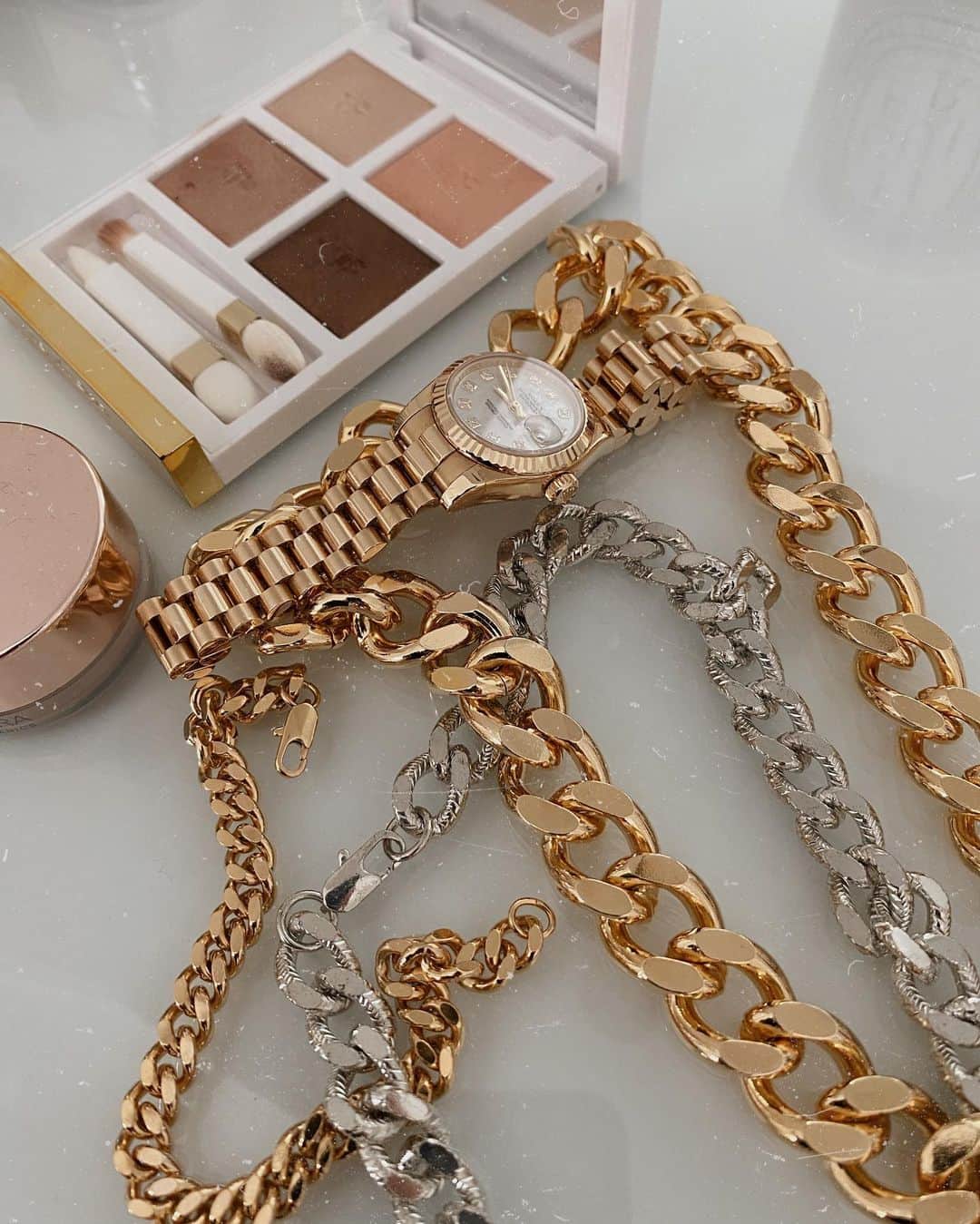 シャニーナ・シャイクのインスタグラム：「🔒gold all in my chain」