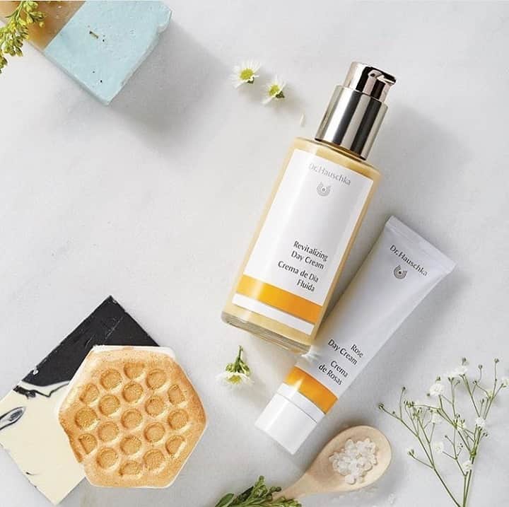 Dr. Hauschka Japan ドクターハウシュカのインスタグラム：「乾燥や紫外線、ブルーライトやストレスなど、⁠ 様々な刺激から毎日お肌は休むことなく⁠ 体を守ってくれています。⁠ .⁠ .⁠ お肌をしっかりと守る乳液とクリームで⁠ 天然香料の香りを感じ、お肌と対話をしてゆくように。⁠ .⁠ .⁠ いつも頑張ってくれているお肌の⁠ いたわりケアをしてみませんか。⁠ .⁠ .⁠ みなさまのお肌のおすすめケアもよければ⁠ 教えてください。😀⁠ .⁠ .⁠ それではみなさま、良い週末を。⁠ .⁠ .⁠ #ドクターハウシュカ#Drハウシュカ#オーガニックコスメ#敏感肌#敏感肌スキンケア#敏感肌でも安心#敏感肌でも使える#敏感肌用#敏感肌コスメ#オーガニック#オーガニックコスメ好きな人と繋がりたい#オーガニック好きな人と繋がりたい#オーガニック化粧品#オーガニックスキンケア#オーガニック女子#オーガニックライフ#ナチュラルコスメ#ナチュラルな暮らし#セルフケア#スキンケア難民#スキンケア大事#スキンケア#スキンケア好きさんと繋がりたい#サステナブル#サステナブルライフ#フェイスクリーム#ドイツコスメ#乳液#ローズデイクリーム」