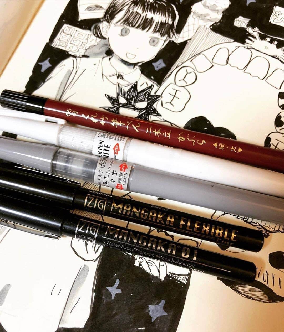 Kuretakeさんのインスタグラム写真 - (KuretakeInstagram)「歯も磨いてもらえていい表情です！ Let's brush your teeth!  Art by: @mi_na_ha_mu  Made with: 1. ZIG Cartoonist MANGAKA  2. ZIG Cartoonist MANGAKA FLEXIBLE FINE 3. くれ竹筆ぺん 二本立かぶら( 55号)/FUDE PEN #55 “NIHON-DATE KABURA” 4. くれ竹美文字 完美王 うす墨/ KURETAKE BIMOJI ”CAMBIO” Medium USUZUMI GRAY 5.ZIG Cartoonist 白筆ぺん 極細/ZIG Cartoonist BRUSH PEN WHITE  #kuretake_inktober #kuretake #kuretakezig #inktober #inktober2020 #呉竹 #インクトーバー #インクトーバー2020 #blackandwhite #blackandwhiteart #inkdrawing #inkart #inkpainting #kuretakebrushpen #kuretakeinktober #zigmangaka #zigmangakaflexible #inktober2020teeth  #inktoberday8」10月9日 20時00分 - kuretakejapan