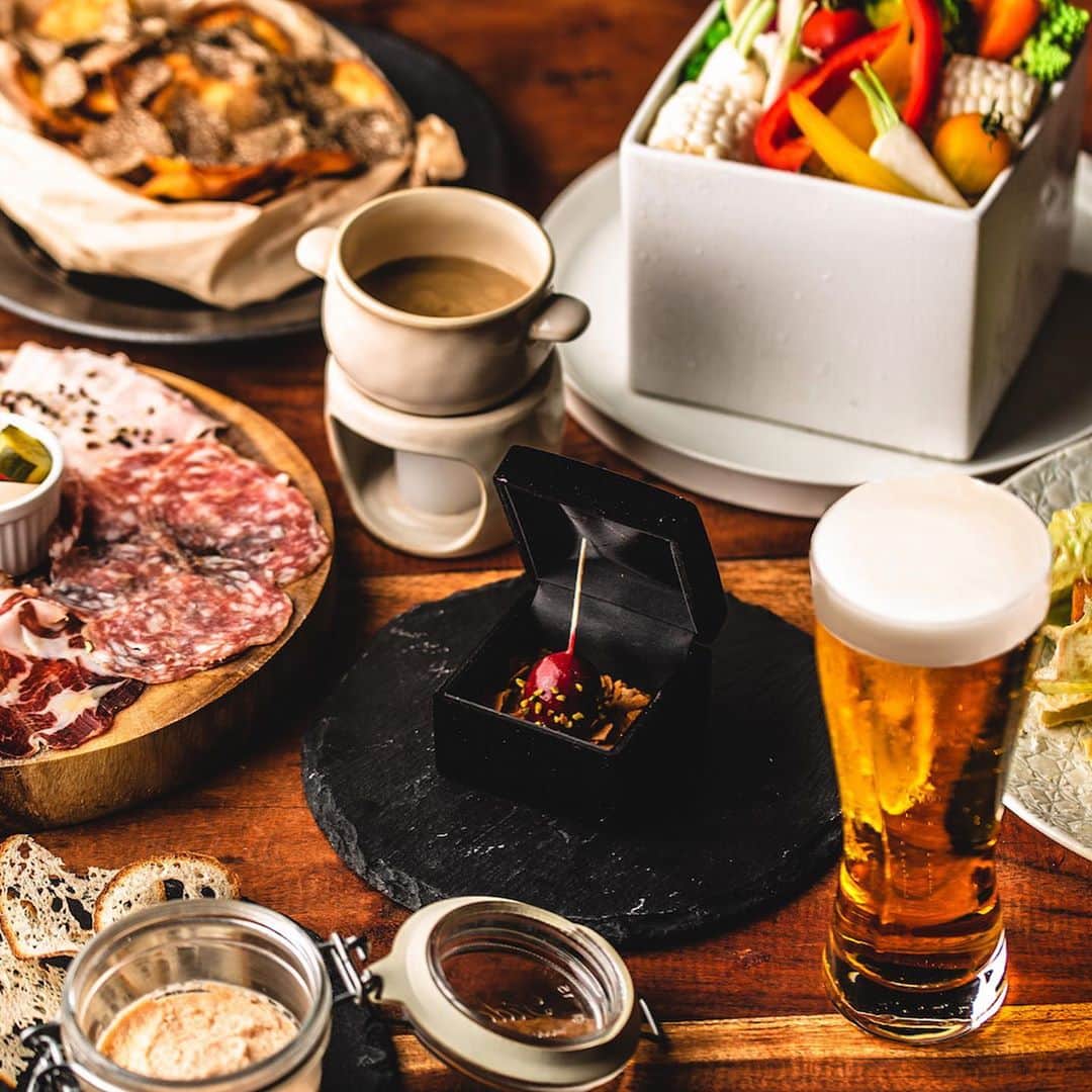 タブローズさんのインスタグラム写真 - (タブローズInstagram)「✨English is below✨  【Brasserie Tableaux】 Social Diningのご案内 代官山ブラッスリー タブローズでは、10月15日（木）に、お食事とDJの音楽が楽しめるディナーパーティーを開催します。新しい“レストランディナー×エンターテインメント”をお楽しみください！. . . . STUDIO APARTMENTのMASANORI MORITAと、ULTRA JAPAN / EDC JAPANなど国内最大級のフェスで活躍するDJ KEKKE がミュージックセレクターとして登場します。シェフ渾身の料理とともお楽しみください！. . . . Social Dining by YELLOW COKE DESIGN CLUB Music by MASANORI MORITA / DJ KEKKE Bar Area by KITKUT / SHINYA NAKAMURA / SHOTA TERASAKI / MASA-Y / DJ SMAP　＠Brasserie Tableaux  ＜概要＞ 日時　10月15日（木） 第一部17：30～　Music Start 19：00～ 第二部21：00～ ※残席わずか  会場　ブラッスリー タブローズ 住所　渋谷区猿楽町11-6 サンローゼ代官山B1F  ※入場無料（フード＆ドリンク代別） ※テーブル席でのお食事の予約は下記からお願いいたします。スタンディングでのご利用はご予約不要です。 ※お食事の提供時間は23時ラストオーダーです。 ※ハッピーアワー対象外です。. . . .  【Details】 Brasserie Tableaux will hold a dinner party on October 15th (Thu.), where you can enjoy the dinner and DJ music at one go. Have a great experience with a new collaboration,“Restaurant x Entertainment”!  Social Dining by YELLOW COKE DESIGN CLUB Music by MASANORI MORITA / DJ KEKKE Bar Area by KITKUT / SHINYA NAKAMURA / SHOTA TERASAKI / MASA-Y / DJ SMAP　＠Brasserie Tableaux We are featuring two DJs, MASANORI MORITA (STUDIO APARTMENT) and DJ KEKKE (one of the top performers of Japan music festivals, such as ULTRA JAPAN / EDC JAPAN). You can enjoy  excellent music and our chef's proud dinner!!  Date: October 15th (Thu) 1st gig 5:30 p.m.　Music Start 7:00 p.m.～ 2nd gig 9:00 p.m. ＊There're a few seats available  Venue:　Brasserie Tableaux Address:B1F Sunroser Daikanyama 11-6 Sarugaku-cho Shibuya-ku  *Admission Free,We ask that you order at least one drink per customer. *Reservations are available from the following.No reservations are required for the standing space. *Last call for the dinner table is at 11:00 p.m. *Happy hour discount is excluded in this party. . . . . #タブローズ #tableaux #代官山 #daikanyama #restaurant  #代官山レストラン #brasserie #beer #beerbeerbeer  #wine #bar #instafood  #foodporn  #foodie  #tasty  #yummy  #delicious  #party #パーティー #肉好き #肉食女子  #ビール好き #乾杯 #music #entertainment #nomusicnolife #socialdining」10月9日 19時55分 - tableaux_gd