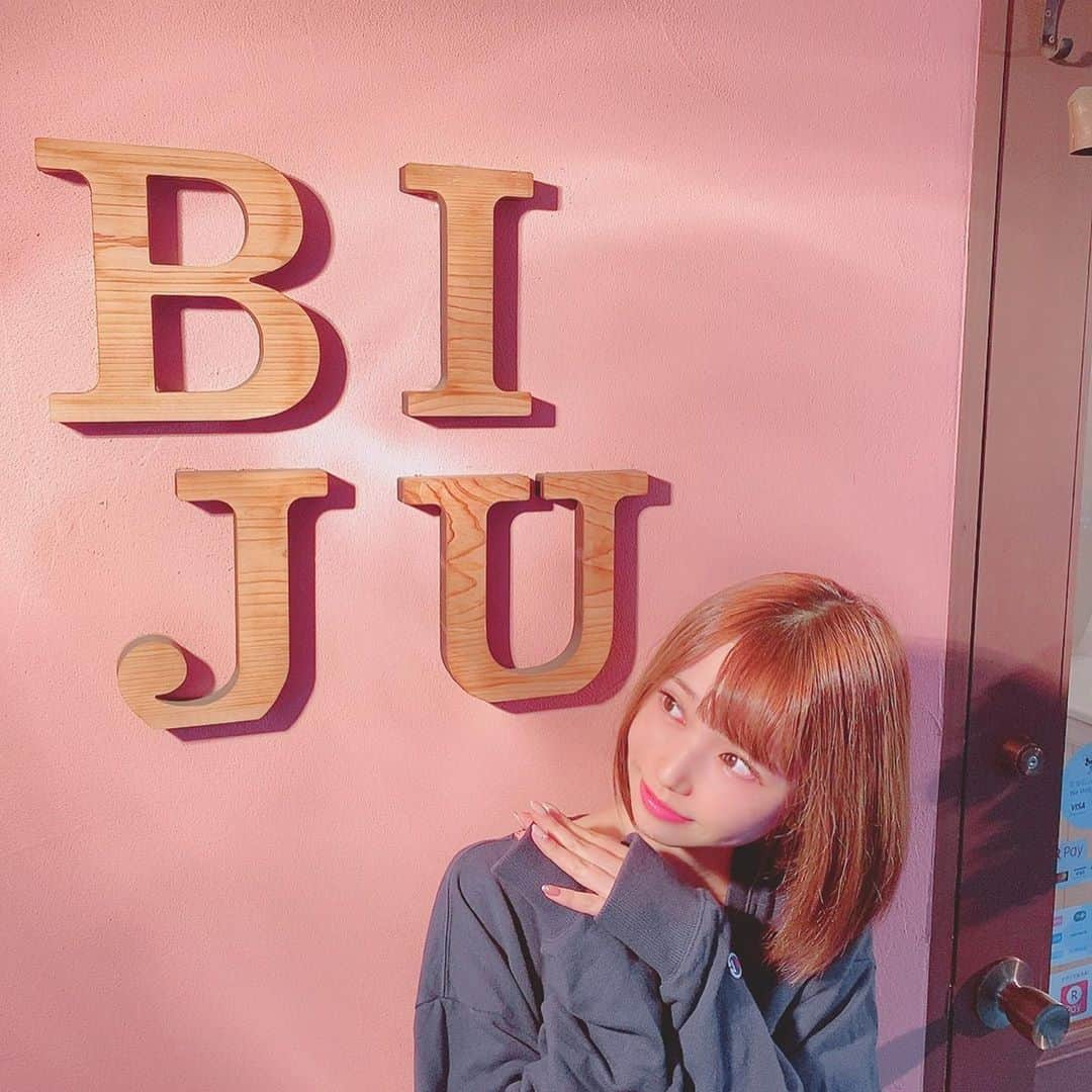 木内くるみさんのインスタグラム写真 - (木内くるみInstagram)「本日は#biju_tokyo  さんで#全身脱毛 して頂きましたー♡♡♡  #ベビースキン全身脱毛 カウンセリング込90分で¥5800です！◎  施術時間が世界最速のスピードで、とても早く施術が終わります✿︎ 全身なのに30分程度で終わりました！！⸜( ´ ꒳ ` )⸝♡︎ マシンに冷却機能が付いてるので熱さや痛みも感じにくいし脱毛時同時に、美容成分をイオン導入できるんだって！  ほんとに全然痛くなくて、めっちゃ早くて、綺麗になれるっていいなーって思った！ しかも、短期間でたくさん通えて早く無くせるみたい！これは有難い！！！ 気になった方は是非⸜( ´ ꒳ ` )⸝♡︎  #脱毛サロン #新宿御苑前#脱毛エステ#トータルビューティーサロン #イオン導入 #美容#脱毛安い #東京脱毛#ケア#beauty #新宿脱毛#新宿脱毛サロン#instalike #tbt #igers #follow4follow #follow #instadaily #instagood #friends #instamood #me #swag #like4like  #フォローミー#followｍe #美容垢」10月9日 19時55分 - kurumi_kiuchi