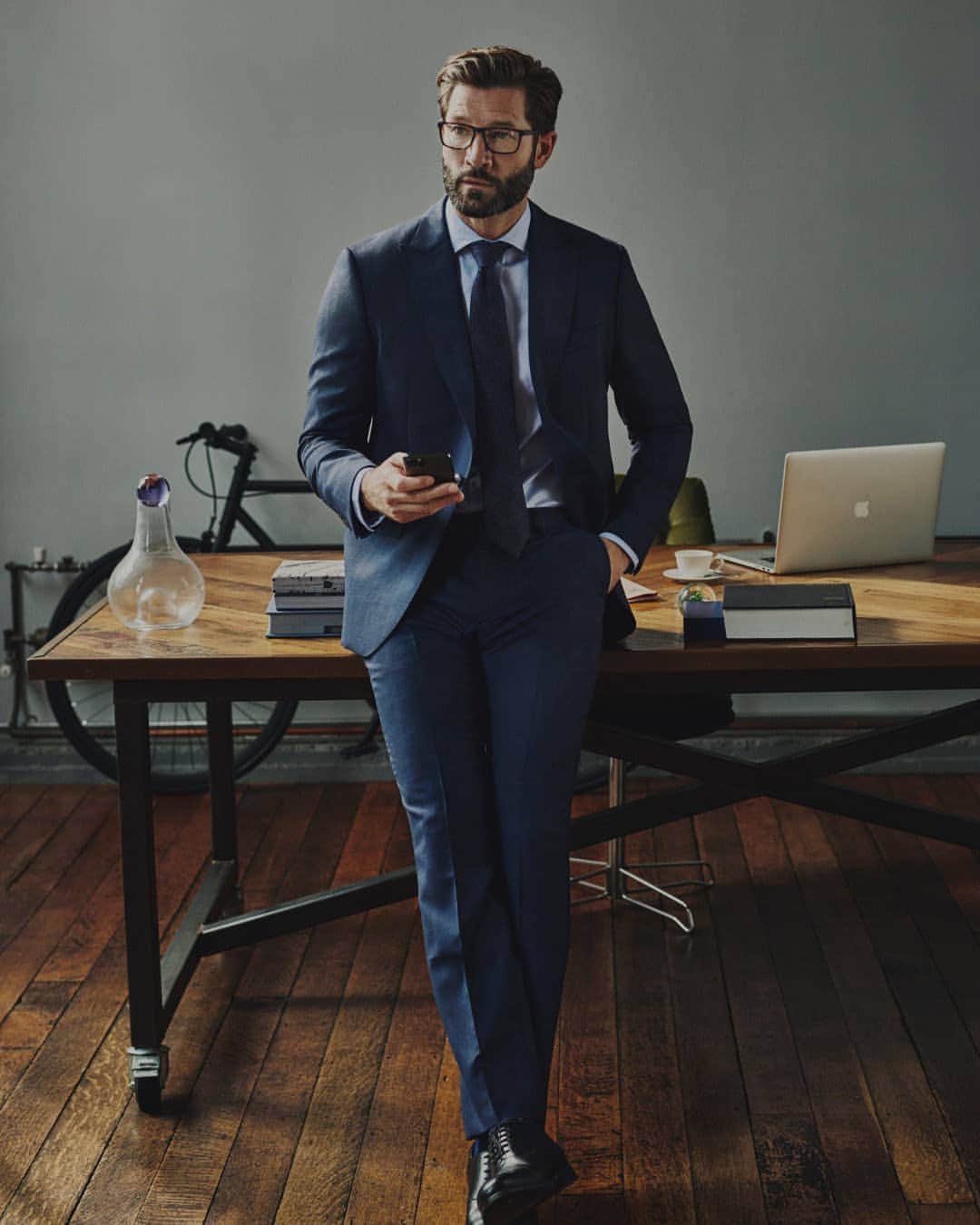 ハケットのインスタグラム：「End the week on a well-dressed note with our standout tailoring. Whatever you’re looking for, we’ll get you there in style. #STAYHackett」