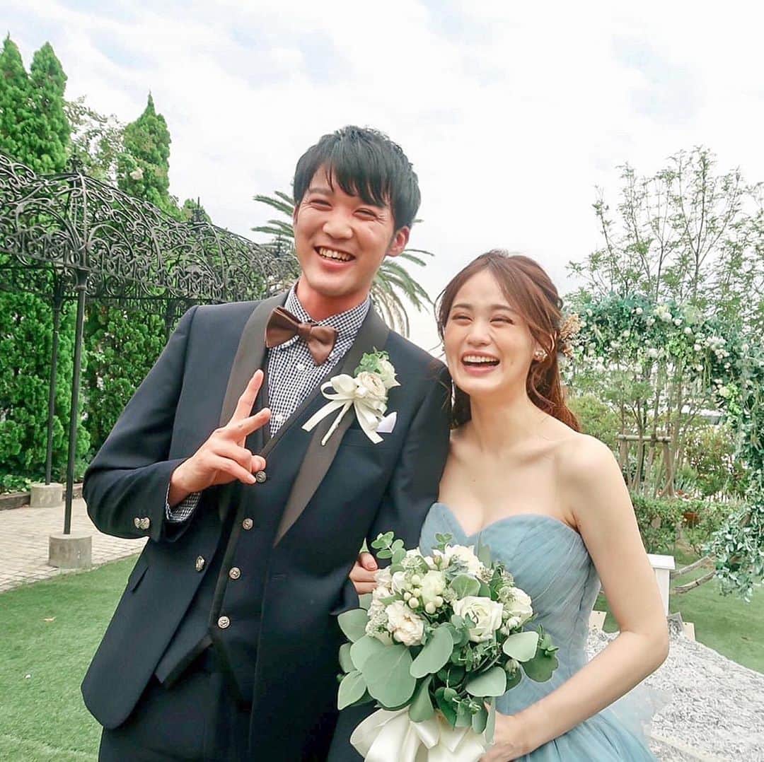 のインスタグラム：「~笑顔あふれる素敵な卒花さまのご紹介✴︎ #結婚式レポート~  先月アートグレイスネクスト芦屋 @art_grace_next_ashiya  にてご結婚をされたBB卒花さま @____syr.y さま🌿  当日はお天気にも恵まれ、 自然光がたっぷり入るチャペルで永遠の愛を誓いました。  ご新婦さまの入場時には、 お母様からの #ベールダウンを💍  子育て終了の意味も込められているこちらの演出。 今までの感謝の気持ちを伝えました。  挙式の後は祝福の拍手の中、海が一望できる大階段をおりて、 ガーデンでゲストとお写真の時間も📷  いつも素敵な笑顔のおふたりの笑顔が 当日はさらに輝いて見えます☺️  素敵な投稿を誠にありがとうございました♡  ＝＝＝＝＝＝＝＝＝＝＝＝＝＝＝  \ウェディングフォト募集中❤️/ @bestbridal.jp をフォローして、 お写真の投稿をお待ちしております！ . 当アカウントでリグラムOKなベストブライダルの卒花嫁orプレ花嫁の皆様は、#ベストブライダル花嫁 もしくは #BB花嫁 のハッシュタグをつけて投稿をお願いします💕 . ※BB花嫁に投稿があったお写真をリグラムする際は、 個別にご連絡は行っておりません。予めご了承ください  \ブライダルフェアの予約について💐/ アカウントプロフィールのURL先、 各会場のHPよりご予約を承っております。 ご不明な点がございましたら、 DMでのお問い合わせも受け付けております！  \たくさんの、LOVEを届けよう❤️/  私たちのブランドスローガンは「#たくさんのLOVEを届けよう」💕  お客様との出会いは、一生における祝福の瞬間を祝う始まりです。  私たちはお客様とおふたりの人生を 祝福し続ける存在でありたいと考えています🕊  ベストブライダルは、世の中で1番、 たくさんのLOVEが届く瞬間をお祝いする企業を目指します♡」