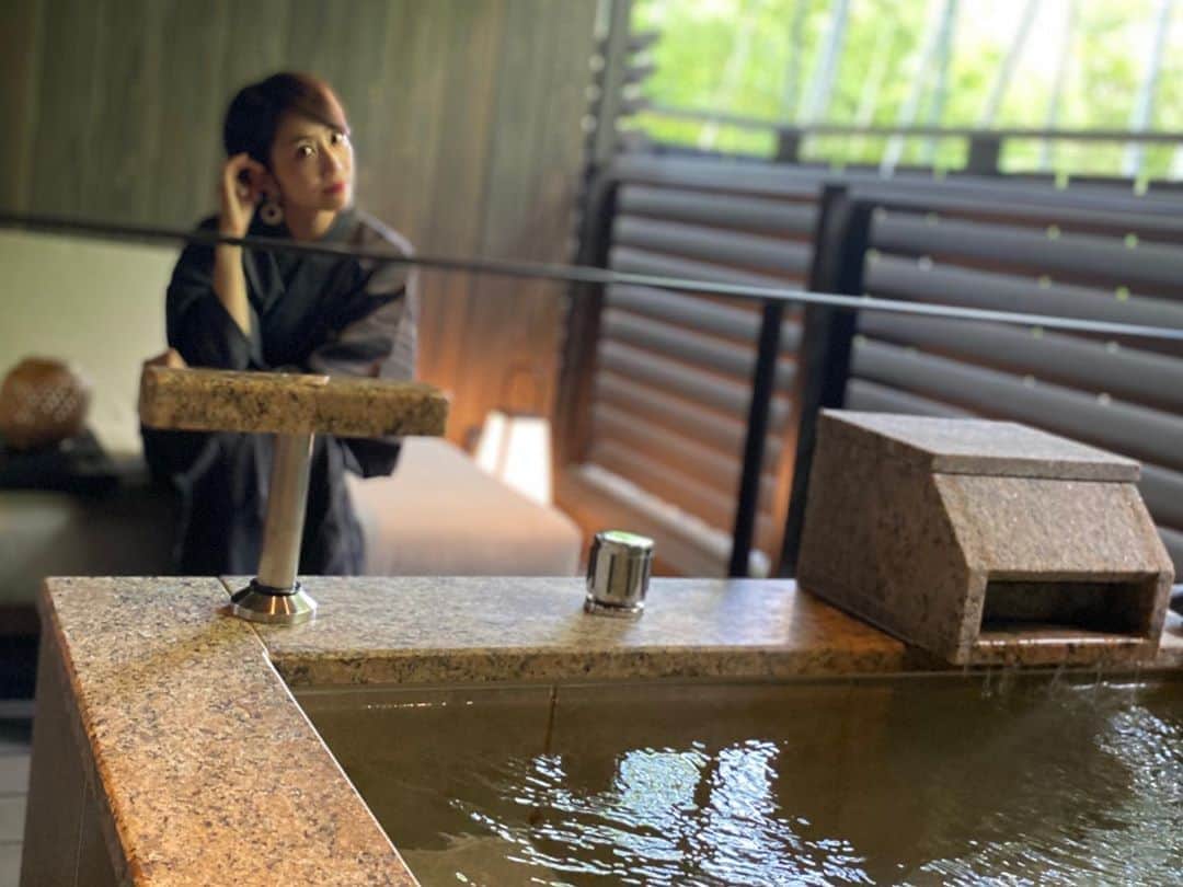 渡辺由布子さんのインスタグラム写真 - (渡辺由布子Instagram)「♨️  日本の“スモールラグジュアリーリゾート”として人気を博している「ふふ」の熱海、河口湖に続く3棟目が奈良公園の一角に誕生！  #隈研吾 建築デザインの"庭屋一如“な全室露天風呂付スイート。  和漢の香りの湯に浸かりながら、備え付けのポータブルテレビでドラマ半沢直樹を視聴するという、なんとも贅沢なひと時📺  ▶︎ @yolo.style_japan  奈良公園内にOPENした隈研吾建築スモールラグジュアリーリゾートで心とカラダを巡ら和漢旅【ふふ奈良】  💻 https://yolo.style/yolo/article/613582/  #ふふ奈良 #奈良旅 #うましうるわし奈良 #いまふたたびの奈良へ  #奈良公園  #客室露天風呂 #温泉旅行  #温泉好きな人と繋がりたい  #GoToキャンペーン #staycation #onsen #hotsprings  #roomtour #hotel #hotelroom  #DiscoverJapan #tbt🔙📸   📍 @fufu_nara #NARA #🇯🇵」10月9日 19時57分 - watanabe_yuko