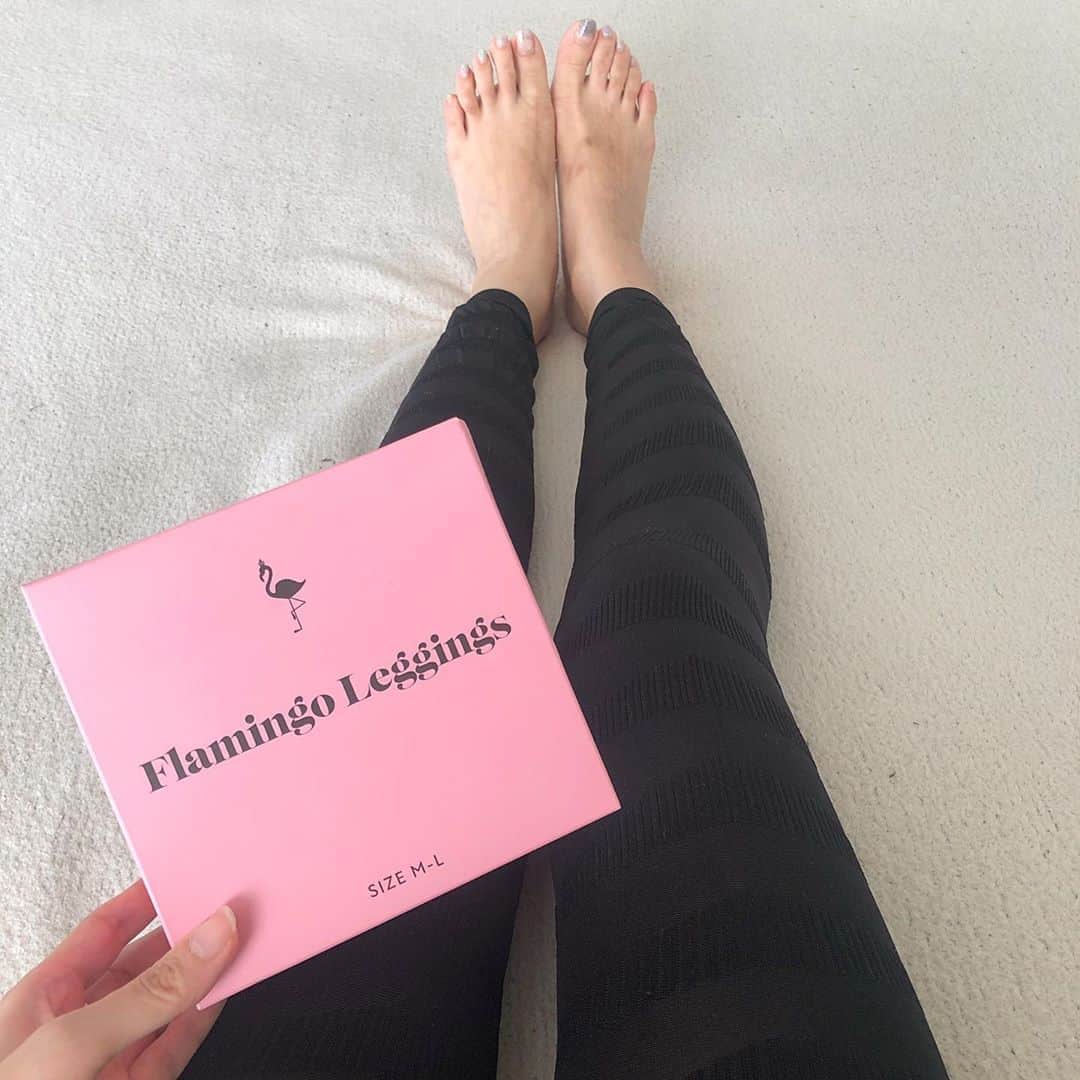 菊池かなこのインスタグラム：「. 🦩フラミンゴレギンス🦩 @flamingo.leggings  着圧タイツ系苦手だったけど、 履き心地良すぎて毎日履いてます✨ 家にいる時はもちろん、 パンツとかロングスカートの時は服の中にも✨ 腰回りから足首まですっぽり包んでくれるし動きやすい☺︎ 履くだけで下半身細く見えるし、 30日1ヶ月毎日履いて変化が楽しみ✨ . . ୨୧┈┈┈┈┈┈┈┈┈┈┈┈┈┈┈┈┈୨୧ #フラミンゴレギンス#着圧タイツ #着圧レギンス#レギンス#脚痩せ#細見え #レギンス」