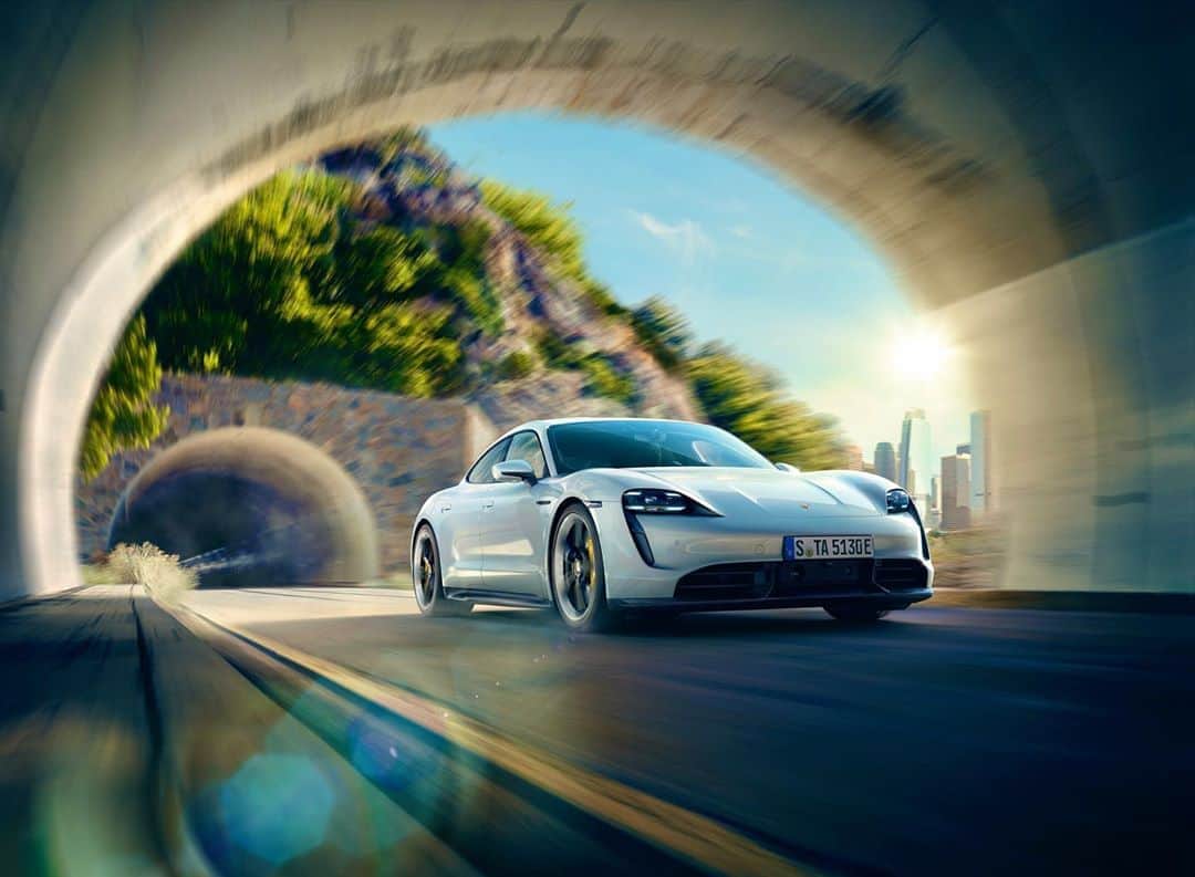 Porsche Japanさんのインスタグラム写真 - (Porsche JapanInstagram)「サステナブルスポーツカー「タイカン」に直接触れられる展示イベント #タイカンロードショー が東京ミッドタウンとポルシェセンター中大阪で10/10(土)-11(日)に開催。  ・東京ミッドタウン日比谷「アトリウム(1階)」／11:00-20:00 ・ポルシェ センター中大阪／10:00-18:00  ポルシェが描くスポーツカーの新しい世界を体感してください。  会場の詳細についてはプロフィールをチェック。  #ポルシェ #Porsche #タイカン #Taycan #Soulelectrified #TaycanRoadshow #東京ミッドタウン #大阪」10月9日 20時10分 - porsche_japan