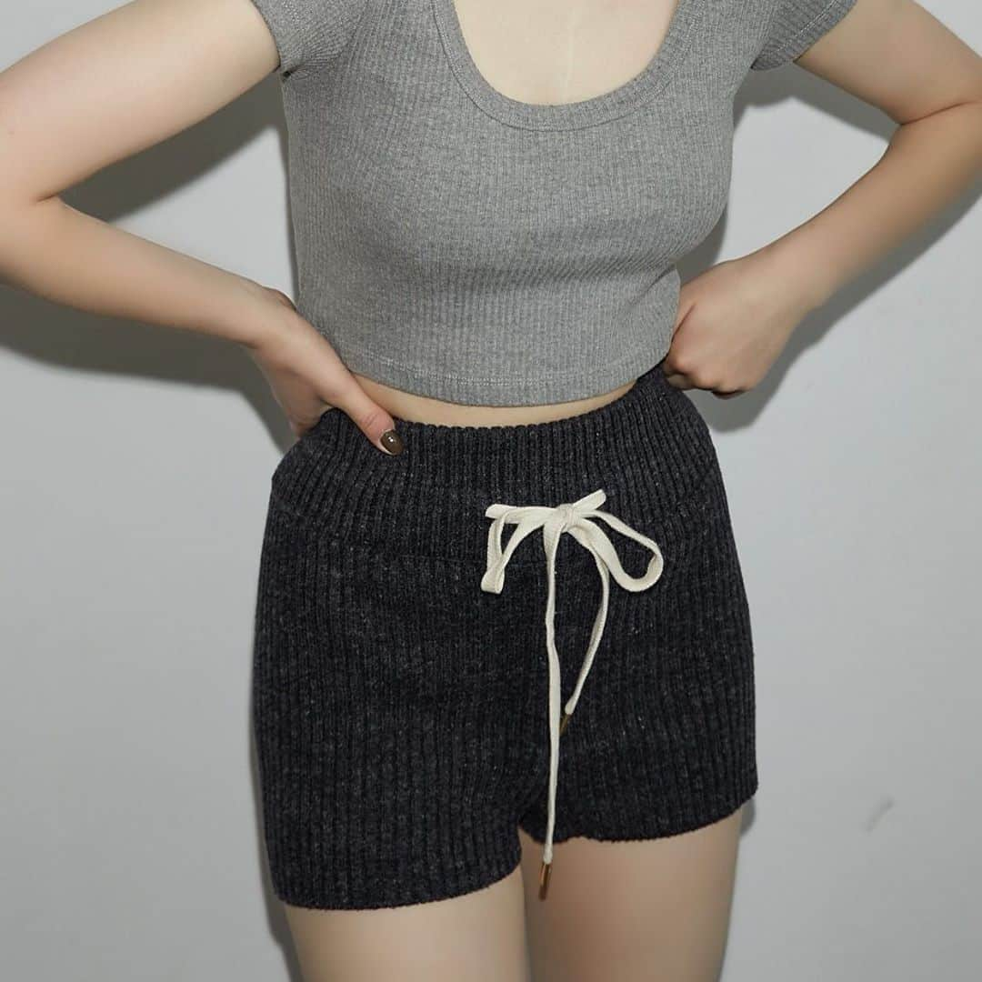 Juemiさんのインスタグラム写真 - (JuemiInstagram)「Heather Knit Shorts ¥9,980+tax 大人気のニットショーパンが再入荷しております。 リブ編みでストレッチ性が抜群。 ストレスフリーで、季節を問わずお使いいただけるアイテムです。 #juemi #juemistyle #ju261」10月9日 20時03分 - _juemi_