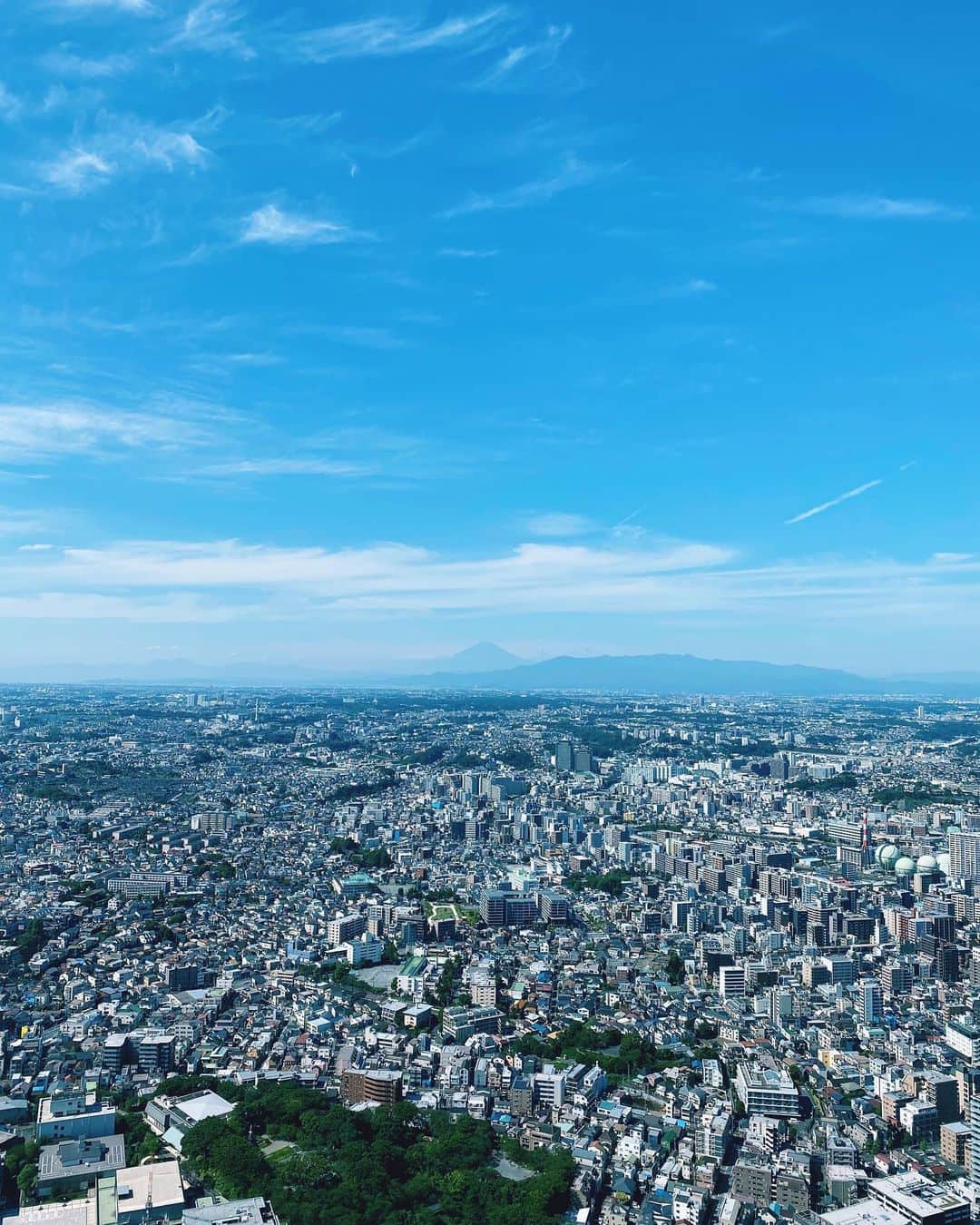 横浜ロイヤルパークホテルのインスタグラム：「雨模様の今週末。 すっきりとした秋晴れが恋しくなります🗻  #横浜ロイヤルパークホテル #yokohamaroyalparkhotel #横浜 #yokohama #ホテル #hotel #絶景ホテル #ホテルからの景色 #横浜ホテル #theprefferedlife #royalparkhoteljp」