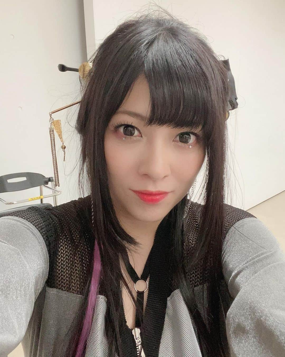 鈴華ゆう子のインスタグラム：「今日も終日取材でしたっ！今日は、いつもとちょっと違う簪を付けましたー (*´艸`) #和楽器バンド #Wagakkibnd #鈴華ゆう子 #yukosuzuhana」