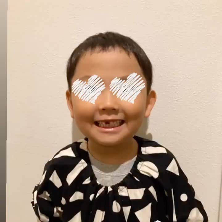 佐々木ゆう子のインスタグラム：「にーに、上前歯が抜けました！！  #6歳 #6歳男の子 #年長さん #歯が抜けた」