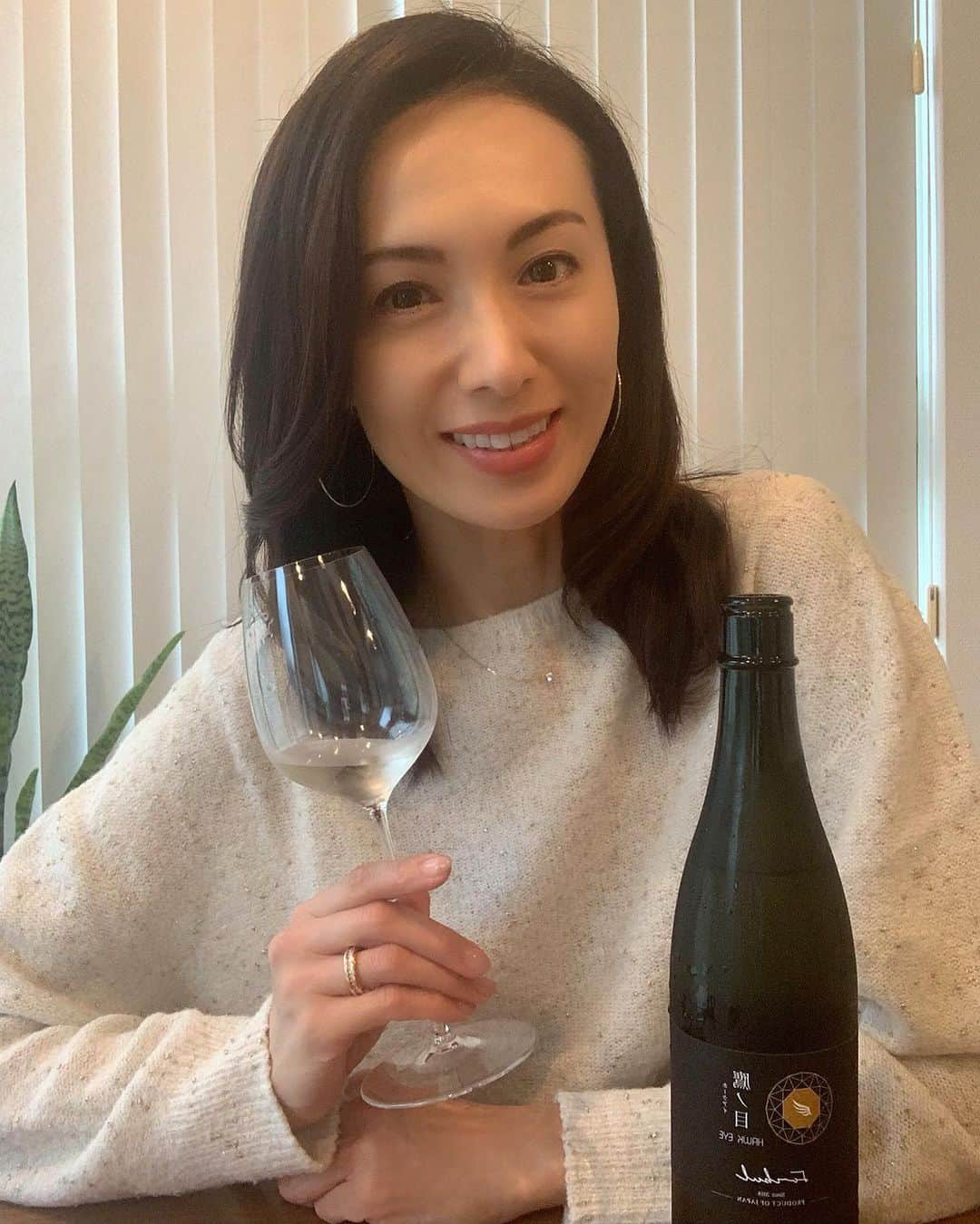 駒田奈美さんのインスタグラム写真 - (駒田奈美Instagram)「・ ・ ・ 『今夜は日本酒を』 ・ ・ ・ 今夜はこちらの日本酒を♡ ・ ・ パイナップルのような優しい香り 爽やかで上品なお味 ・ ワイングラスでいただきたくなる ・ ・ お肉にも合うみたいだけど 日本酒の美味しさを堪能したくて 鯛のサラダ仕立てと一緒に ・ ・ ・ #駒田奈美#オスカープロモーション#モデル#日本酒#鷹の目#木村硝子#ワイングラス#お酒#鯛のサラダ#カルパチョ#日本酒好きな人と繋がりたい #日本酒女子 #日本酒好き#japanesesake」10月9日 20時11分 - nami.komada