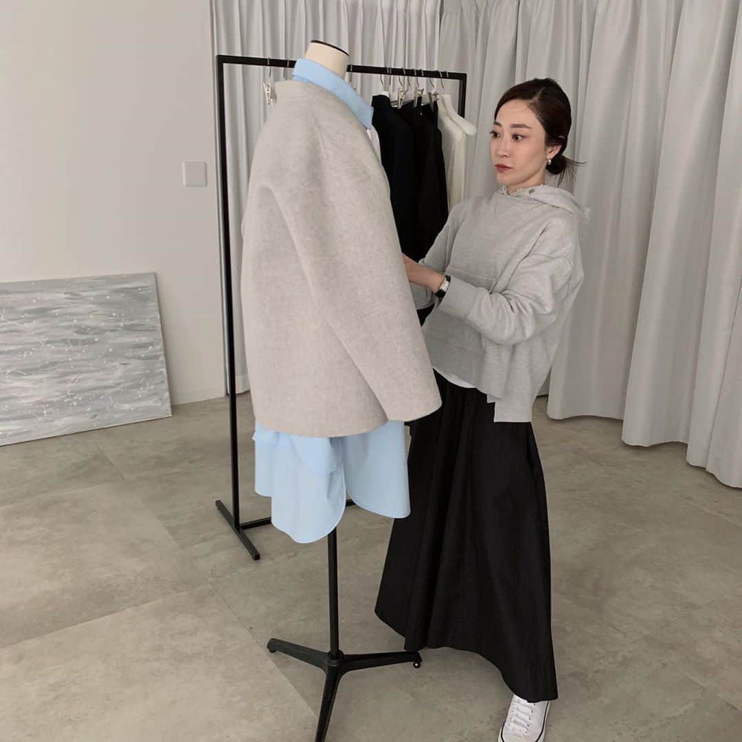 のインスタグラム：「コーディネート組...真剣。 . 一週間終わりましたぁ💦 来週に備えて週末はゆっくりしましょう😊 . . . . . . . . . . . #YONFA#commonprojects#monotone#style#outfit#simple#ヨンファ#コモンプロジェクト#パーカーコーデ#モノトーンコーデ#シンプルコーデ#モノトーン好き#大人コーデ#大人スタイル#大人カジュア#153cm#30代コーデ#30代ファッション」