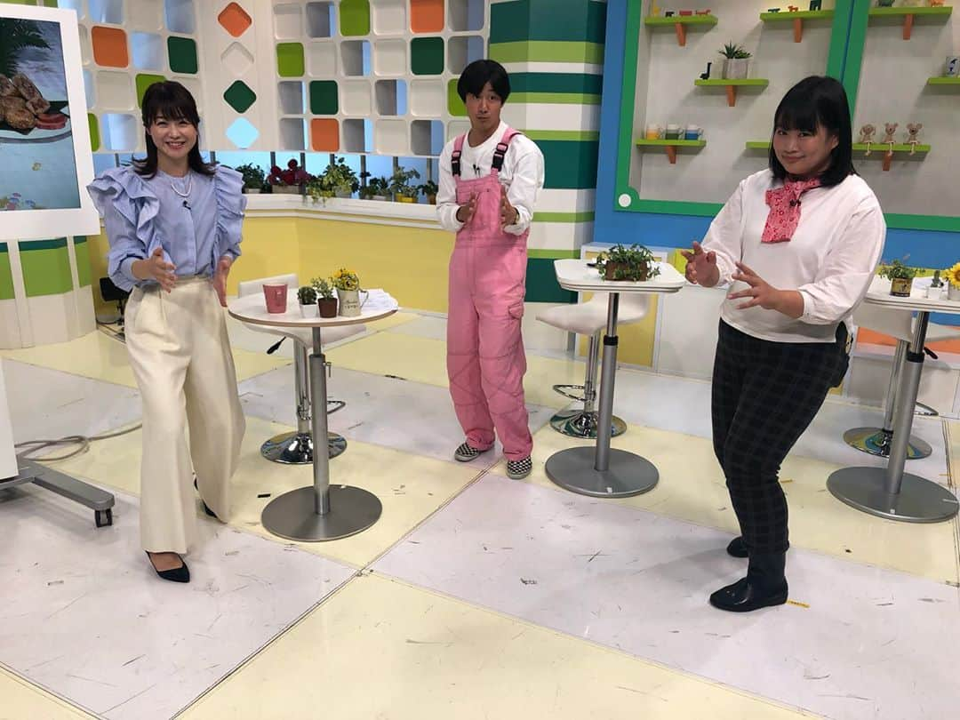 高井瑛子のインスタグラム：「. . 「まるどりっ！サプリ」の収録後 ３人で必ず集合写真を撮るんですが ポーズが毎回斬新なんです。 . . とくに意味はないのですが 割とこの集合写真に力を入れています。 . . 結構たまったので アップしますね！ 色んな3人を見てください（笑） . またたまったらアップします😊 . . . ------------------------------------ #新潟テレビ21 #アナウンサー #ux #まるどりっ #まるどりっサプリ #新潟すみます芸人 #いっすねー山脇 #ちかこほんま #ポージング #集合写真 #お笑い #謎のポーズ #収録」