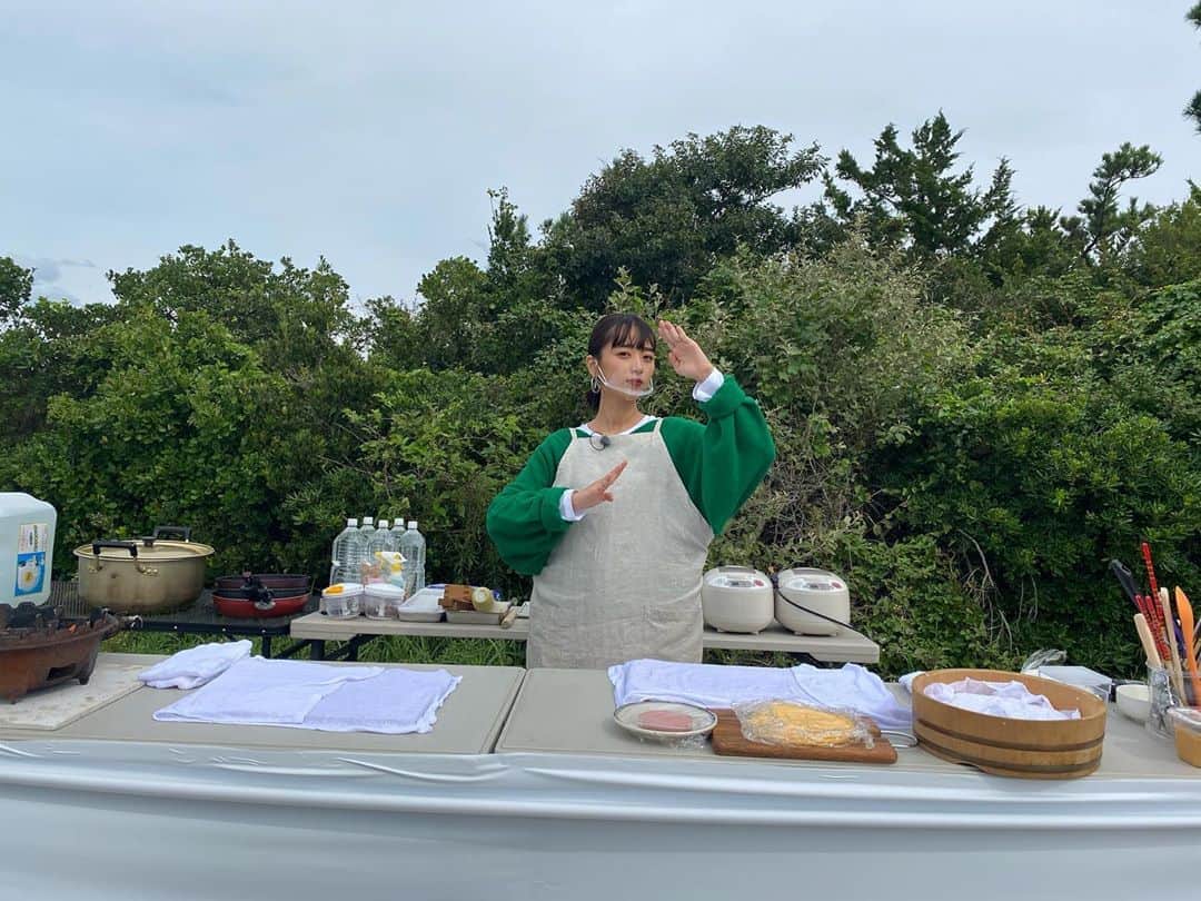 近藤千尋のインスタグラム：「漁船まるごと食べよう☆千葉房総の海の幸を食べ尽くす！☆ TBS📺 2020年10月10日 (土)  午後2時00分〜です💓 太田夫婦もプロの料理人の方に混ざって参戦！笑🔪🍳  簡単な家庭料理ですが 一緒にお料理してきました😊😍 4時間くらい料理し続けました。笑❤️ ひーぼぉくん、サポートありがとね☺️👏✨ 10品くらい作ったなぁ😂 何匹お魚をさばいたのだろう…🐟  @lecielbleu_official  @aula.aulaaila_official  @dianashoespress」