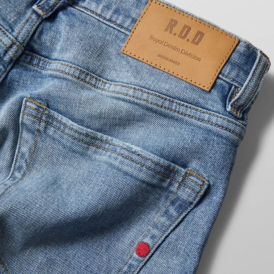 ジャック&ジョーンズさんのインスタグラム写真 - (ジャック&ジョーンズInstagram)「Up close and personal with the details that make our R.D.D. jeans stand out from our non-R.D.D. jeans. Exquisite craftsmanship. Unrivalled quality. Unmatched beauty 🙌 #jackandjones #RoyalDenimDivision #brothersofdenim」10月9日 20時19分 - jackandjones