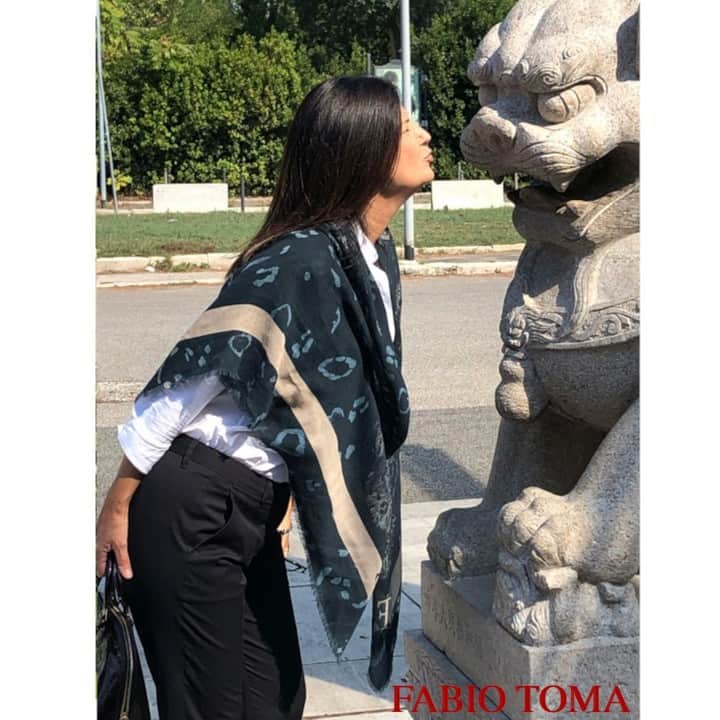 ファビオトーマさんのインスタグラム写真 - (ファビオトーマInstagram)「Cashmere scarf for Woman. Orginal design by Fabio toma.   Charme and heart. 100% cashmere Made in Italy  #cashmere #madeinitaly #italiansdoitbetter」10月9日 20時19分 - fabio_toma