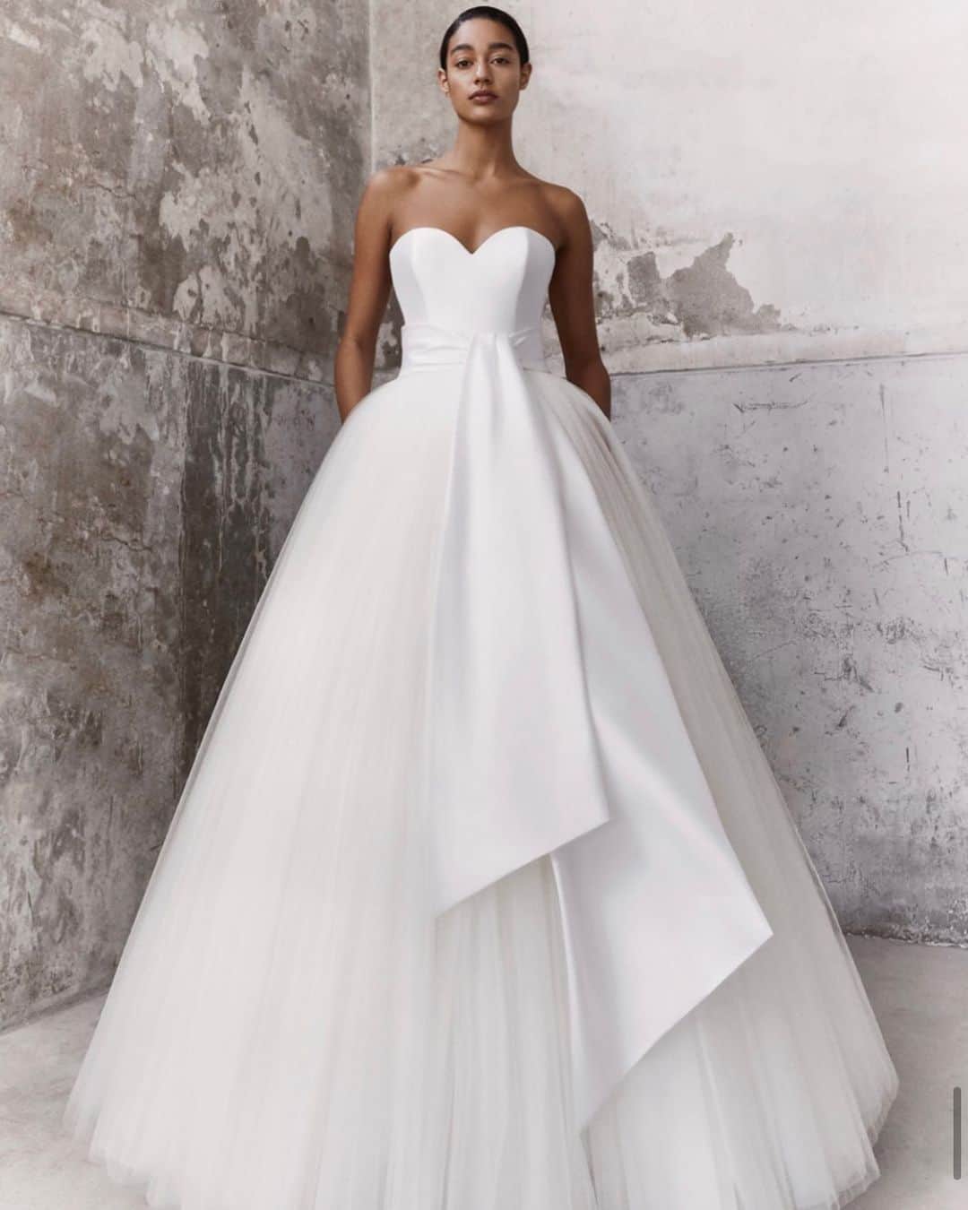 JUNOのインスタグラム：「New York Bridal Fashion Week﻿ Fall 2020 Collection﻿ ﻿ 日本の花嫁様へ﻿ New Collectionのドレスや トレンドについて﻿お届けいたします﻿ ﻿ ﻿ アトリエを訪問して﻿ 直接コレクションに触れることは﻿ まだ出来ませんが﻿ ﻿ 沢山のブランドから オンラインで﻿ コレクションの特徴やドレスの魅力を﻿ 伝えてもらっています﻿ ﻿ ときめきや ワクワクする気持ちを﻿ お届けできます様に﻿ ﻿ Photo from “Viktor & Rolf mariage”﻿ ﻿ #inesdisanto﻿ #MARCHESA﻿ #antonioriva﻿ #naeemkhan﻿ #inmaculada﻿ #kennethpool﻿ #zacposen﻿ #juno﻿ #junowedding﻿ #wedding﻿ #weddingdress﻿ #viktorandrolf ﻿ #lenamedoyeff ﻿ #ジュノ﻿ #ウエディング﻿ #ウェディング﻿ #ウエディングドレス﻿ #ウェディングドレス﻿ #ドレス﻿ #プレ花嫁﻿ #2020冬婚﻿ #2020秋婚﻿ #福岡花嫁﻿ #東京花嫁﻿ #九州花嫁﻿ #関東花嫁」