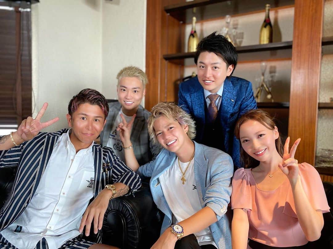 のインスタグラム：「→ @kaisalon2019  講師陣で撮影😉 ・ 開サロン入会時に チームちから希望すると もれなく無料で僕もついてくるよ😉🤝✨ ・ ・ ・ #学び  #学びの時間  #オンラインサロン  #インフルエンサー  #カイサロン」