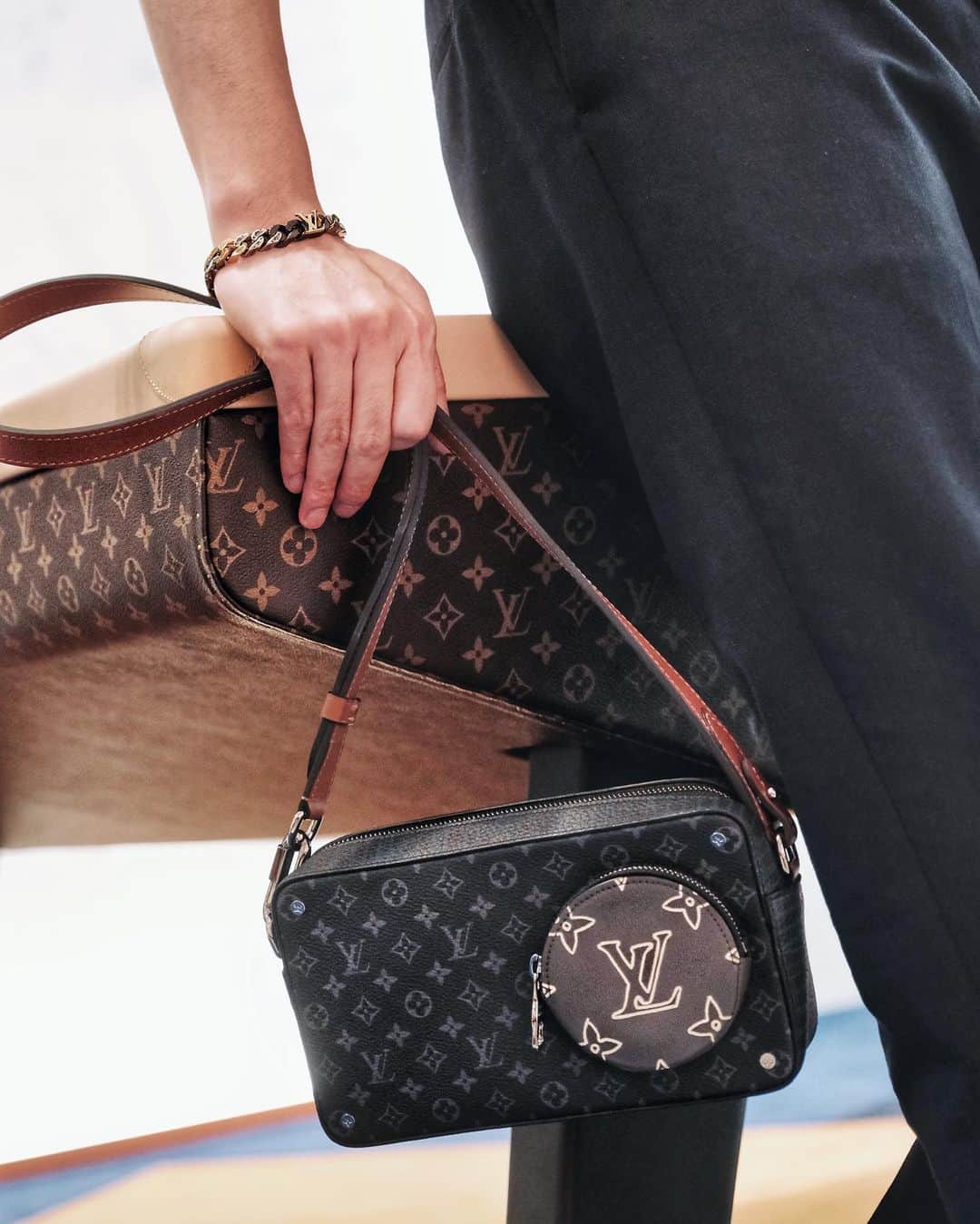 Christoffer Chengのインスタグラム：「Just being subtle 😌 @louisvuitton」