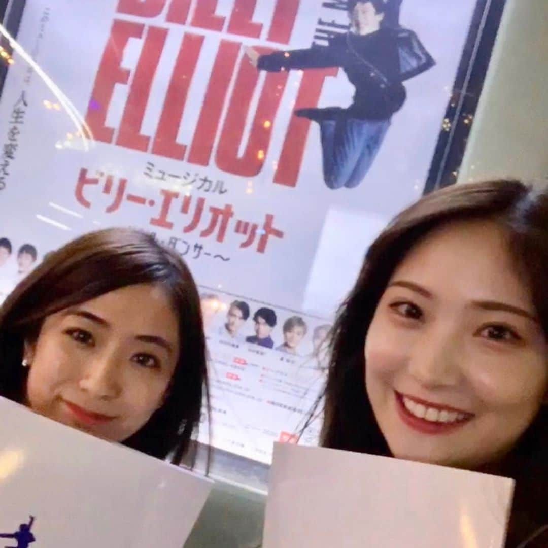 田村真子さんのインスタグラム写真 - (田村真子Instagram)「.  先日、後輩の野村彩也子アナに誘ってもらい、予定がちょうど合ったのでミュージカル『ビリー・エリオット』を観に行ってきました🕺 久々の観劇でしたが、涙あり笑いあり！ エンターテイメントの素晴らしさを改めて実感しました✨  2人で自撮りをがんばったのですが、ポスター見切れちゃいました笑  #野村彩也子 アナ #お誘いありがとう❤️  #billyelliot  #ビリーエリオット #赤坂actシアター #舞台観劇」10月9日 20時23分 - tamura_mako_