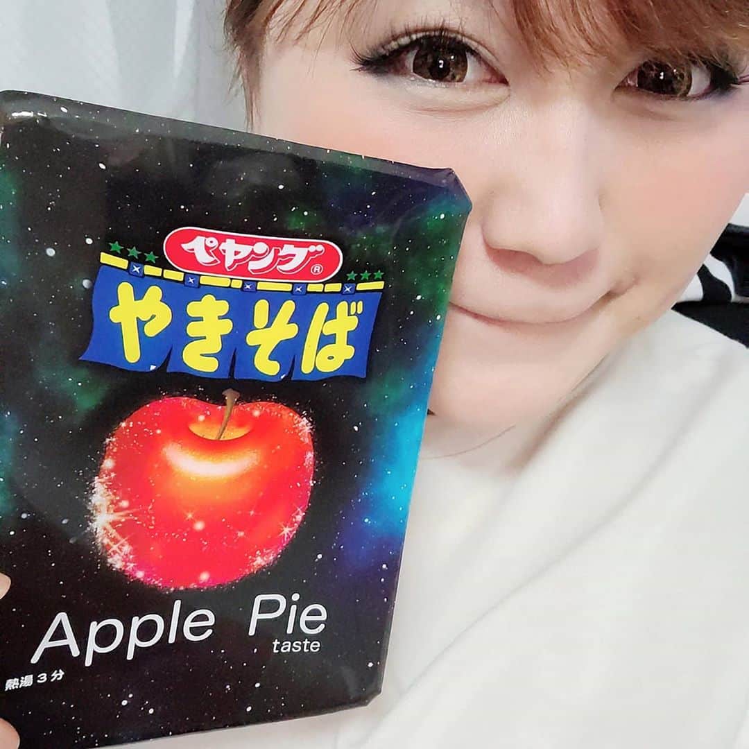 りんごちゃんさんのインスタグラム写真 - (りんごちゃんInstagram)「最近麺づくしの日々  #🍎を目にすると #ついつい手に #とってしまいます  #ペヤング #やきそば #Applepie  #リンゴ #apple #りんご #林檎 #アップル #あっぷる  #りんごちゃん」10月9日 20時24分 - ringochan_0626