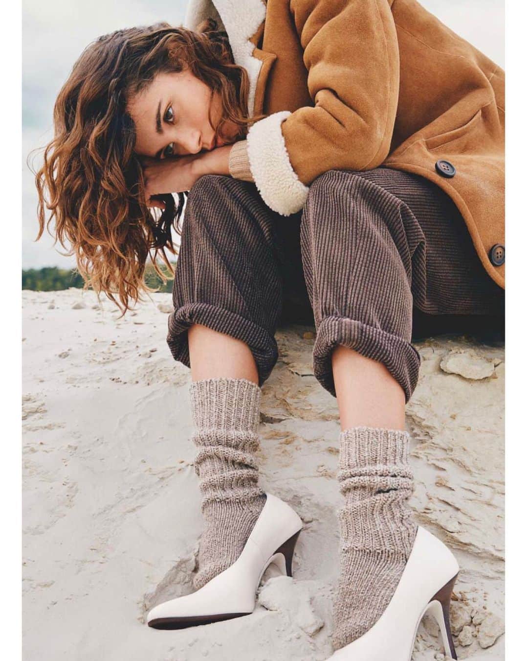 ポーリーヌ・オアロのインスタグラム：「New for @ellefr ☀️  shot by @alexblonde_ and styled by @chloedugast 🤍 Hair @robertopagnini MU @annabelle___petit」