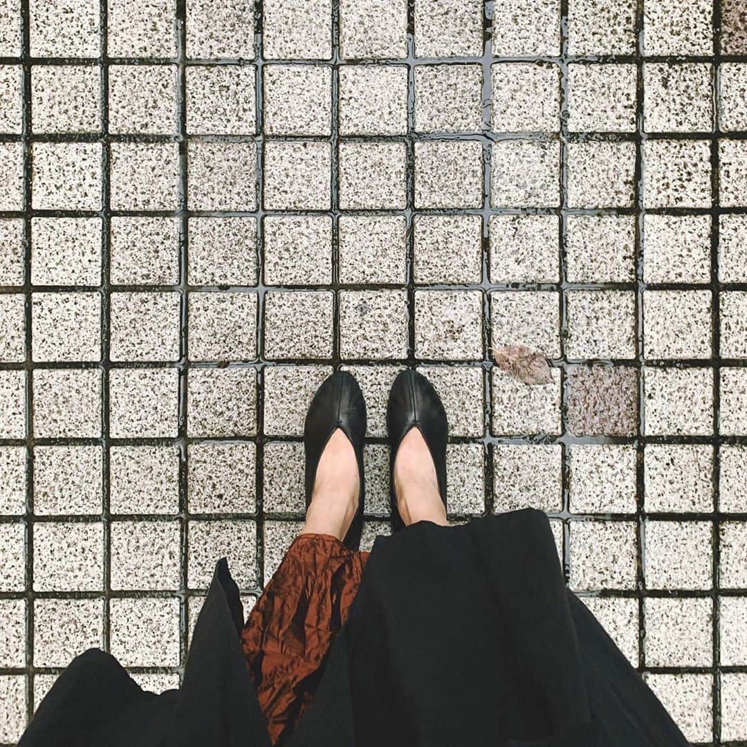 のインスタグラム：「本日の東京🗼  ☂️雨と落ち葉 🍂  私は嫌いじゃないです🕊  coffeeが美味しい季節☕️ Fashionが一番楽しい季節🧥 食べ物が美味しくて止まらない季節🙈  今夜はクローゼットを整理します🕊 そんなこんなで近々フリマやります❤︎  決まったら告知しますので、 ぜひ、嫁に迎えてやってください☺️🙏🏻✨  #季節の変わり目　#ルンルン」